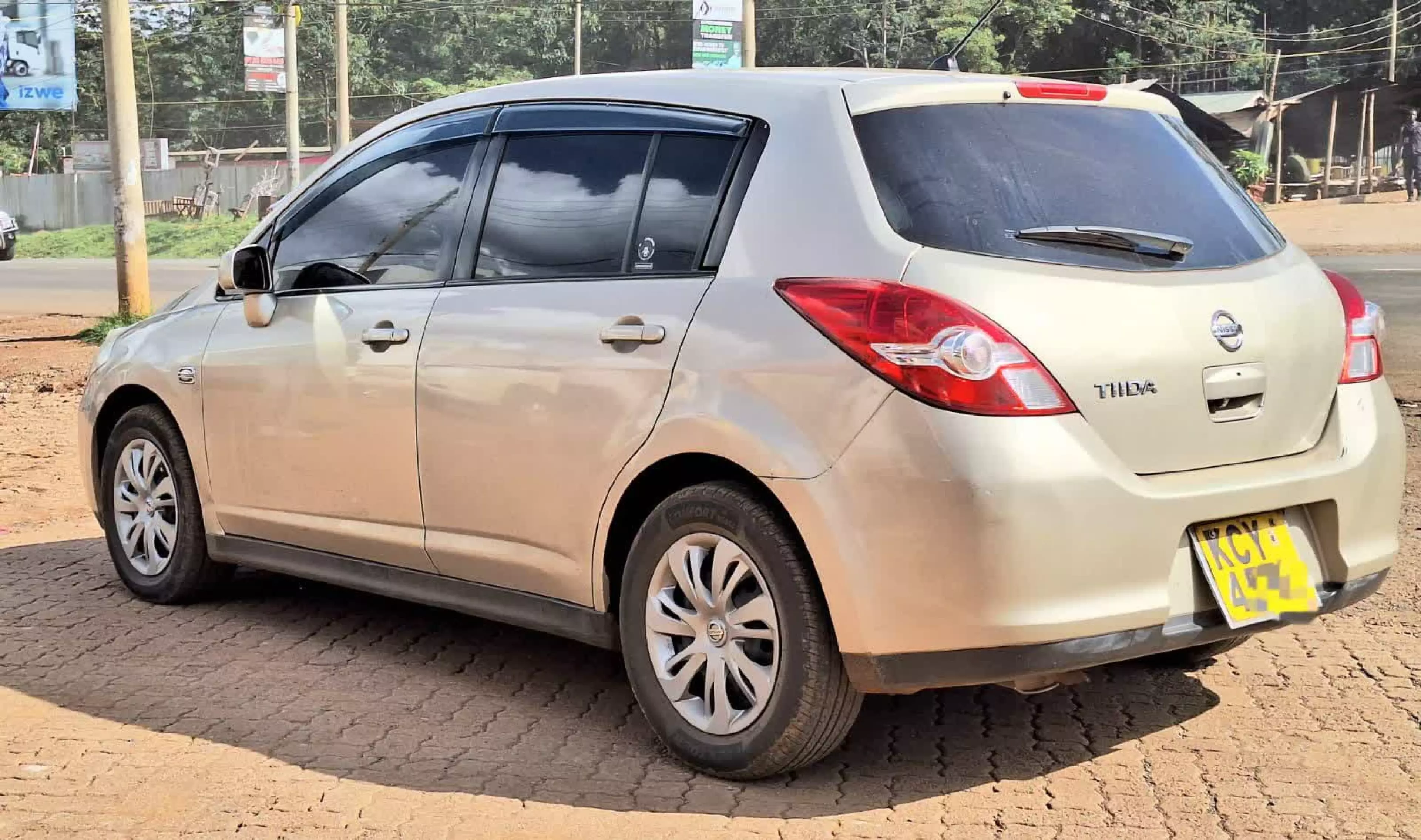 Nissan Tiida   - 2012