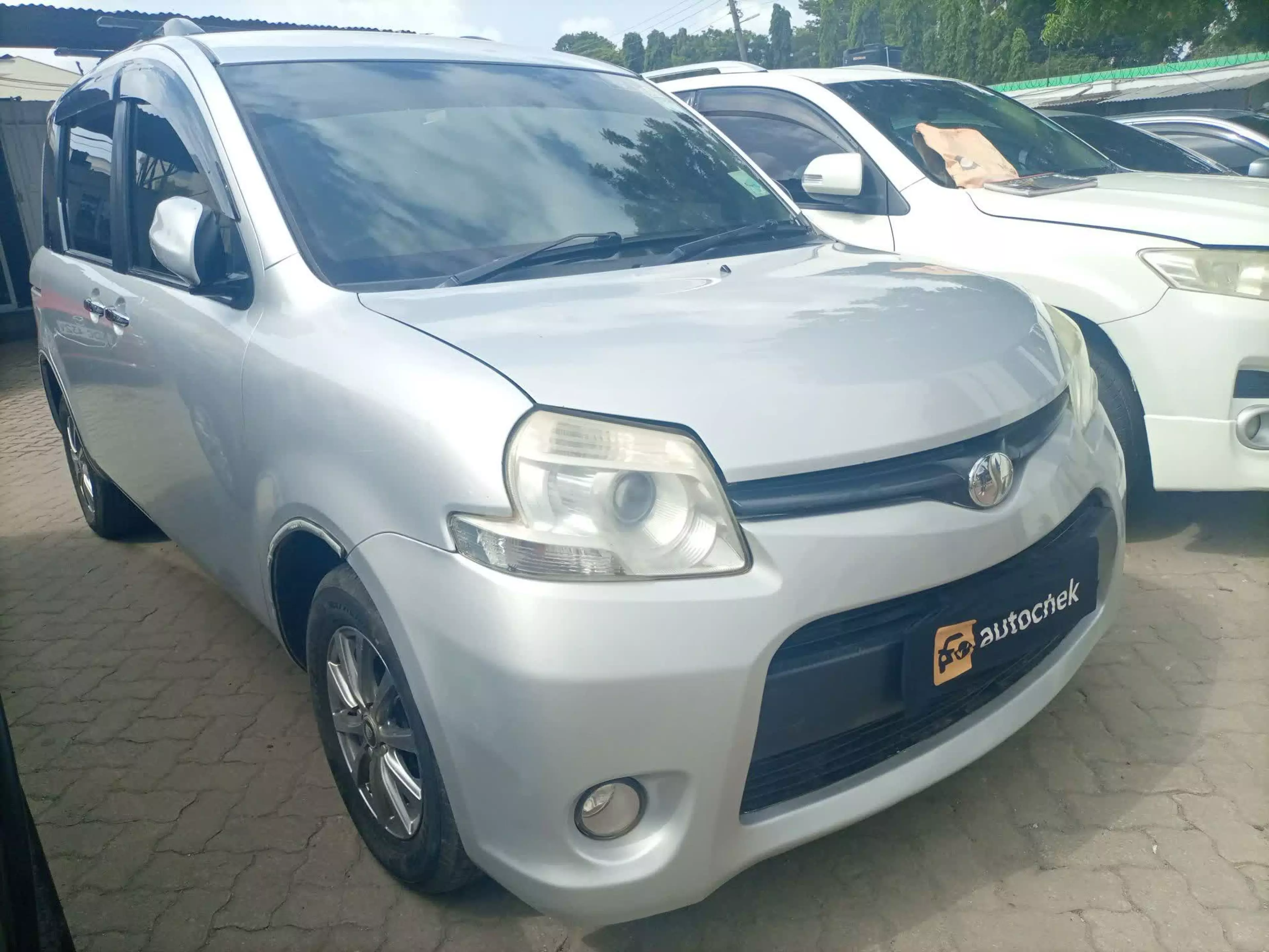 Toyota Sienta - 2013
