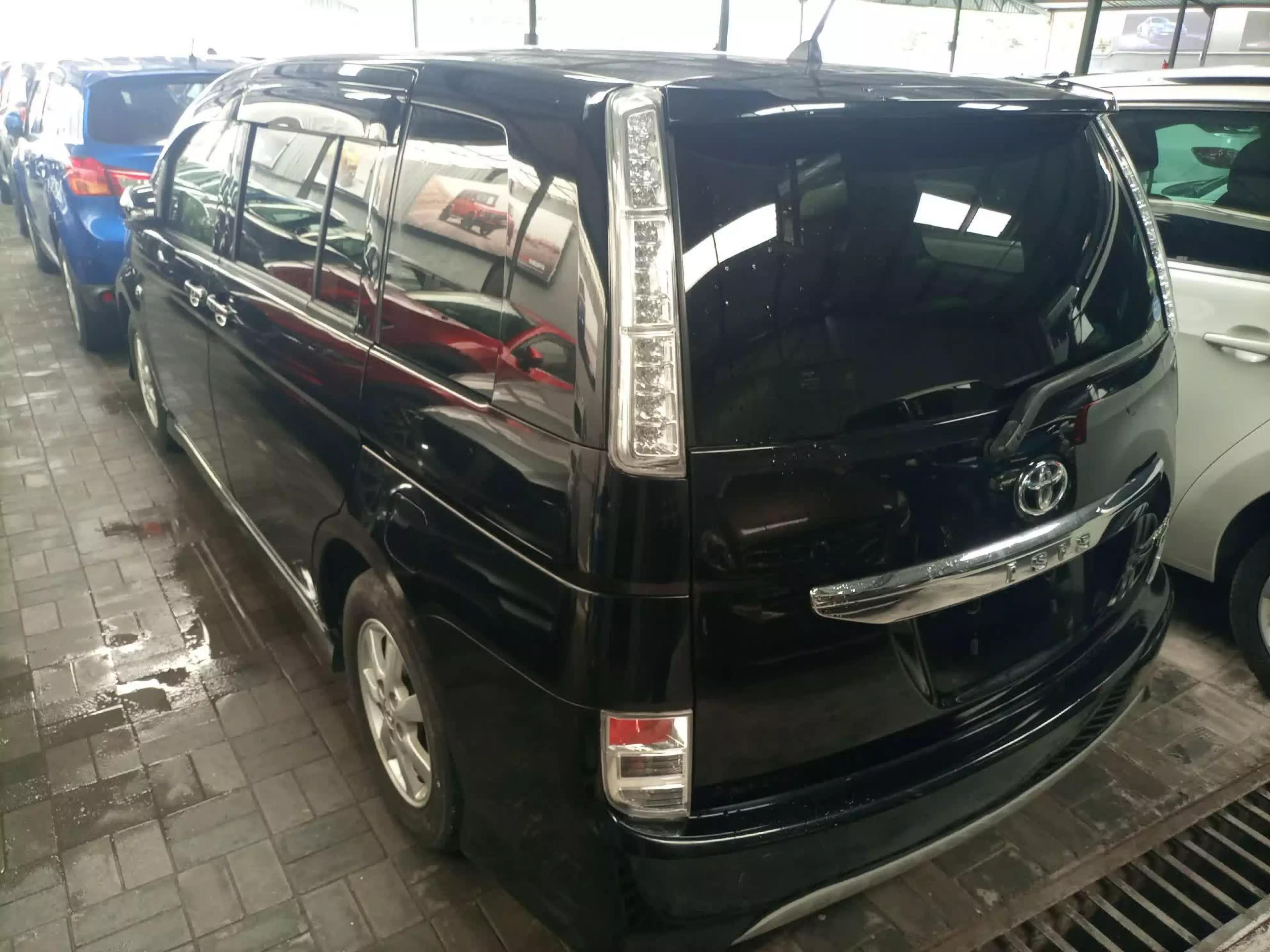 Toyota Isis  - 2016