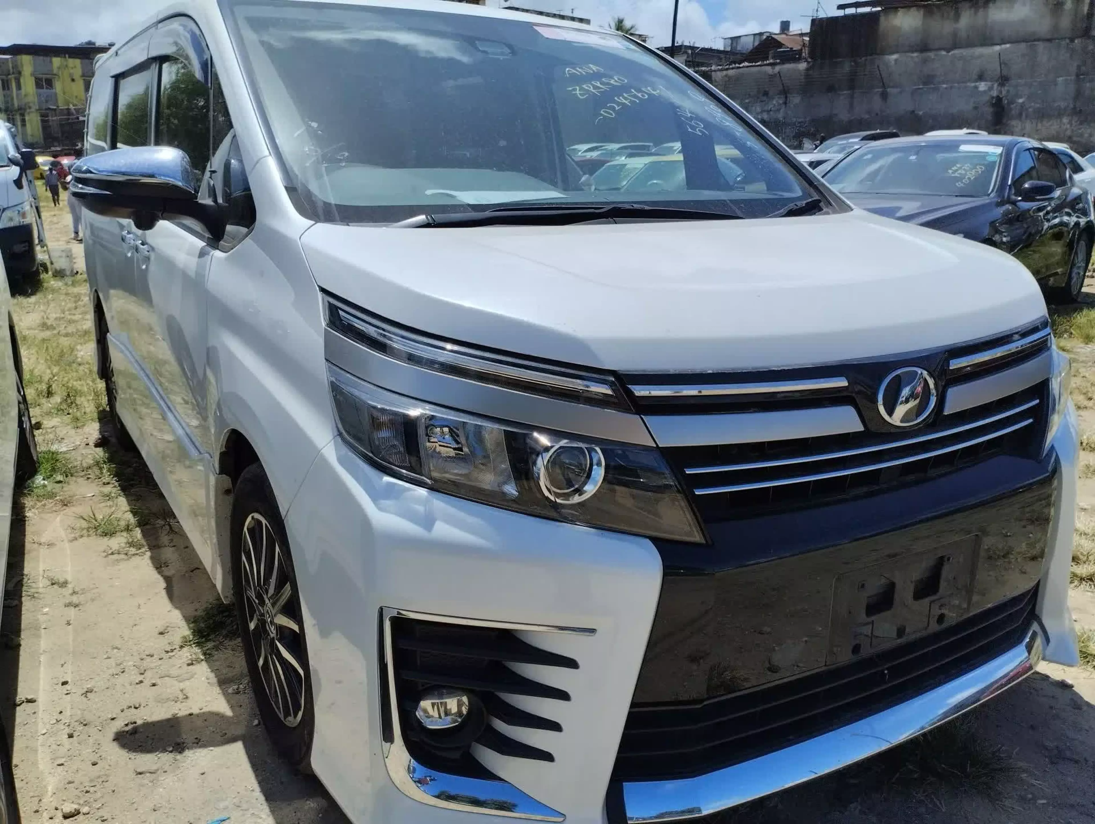 Toyota Voxy  - 2016