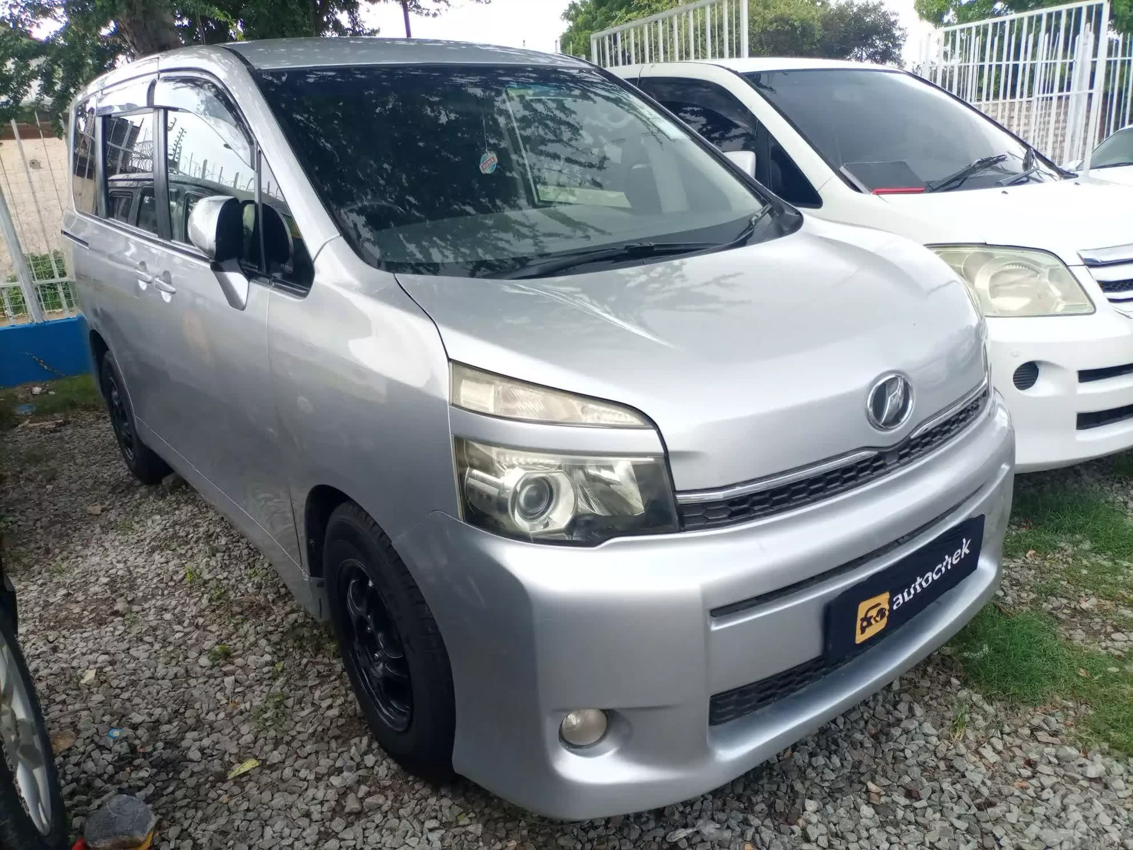Toyota Voxy  - 2013