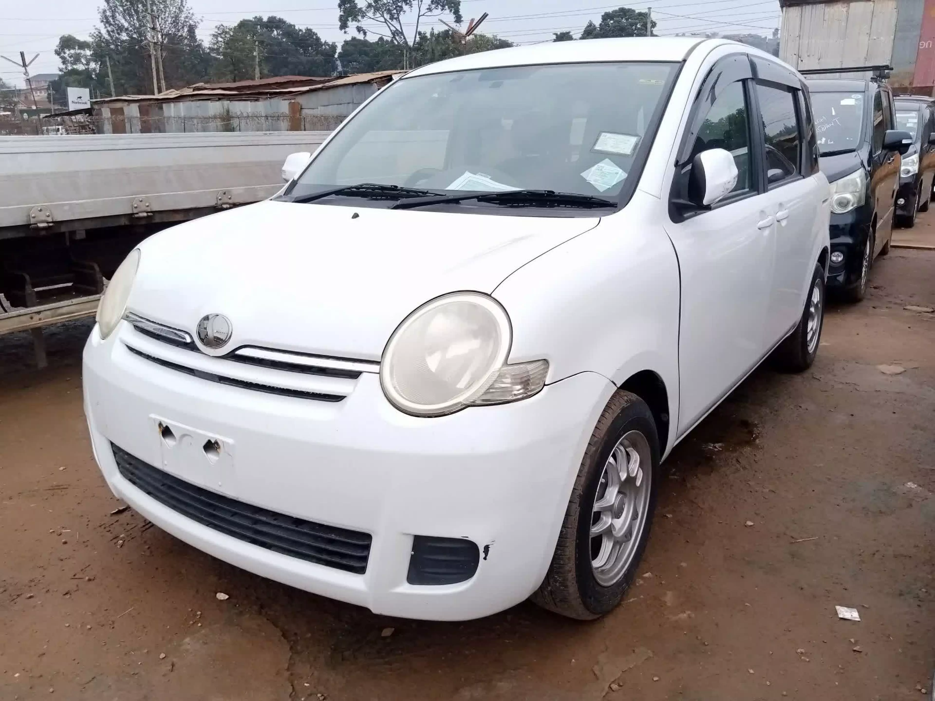 Toyota Sienta - 2009