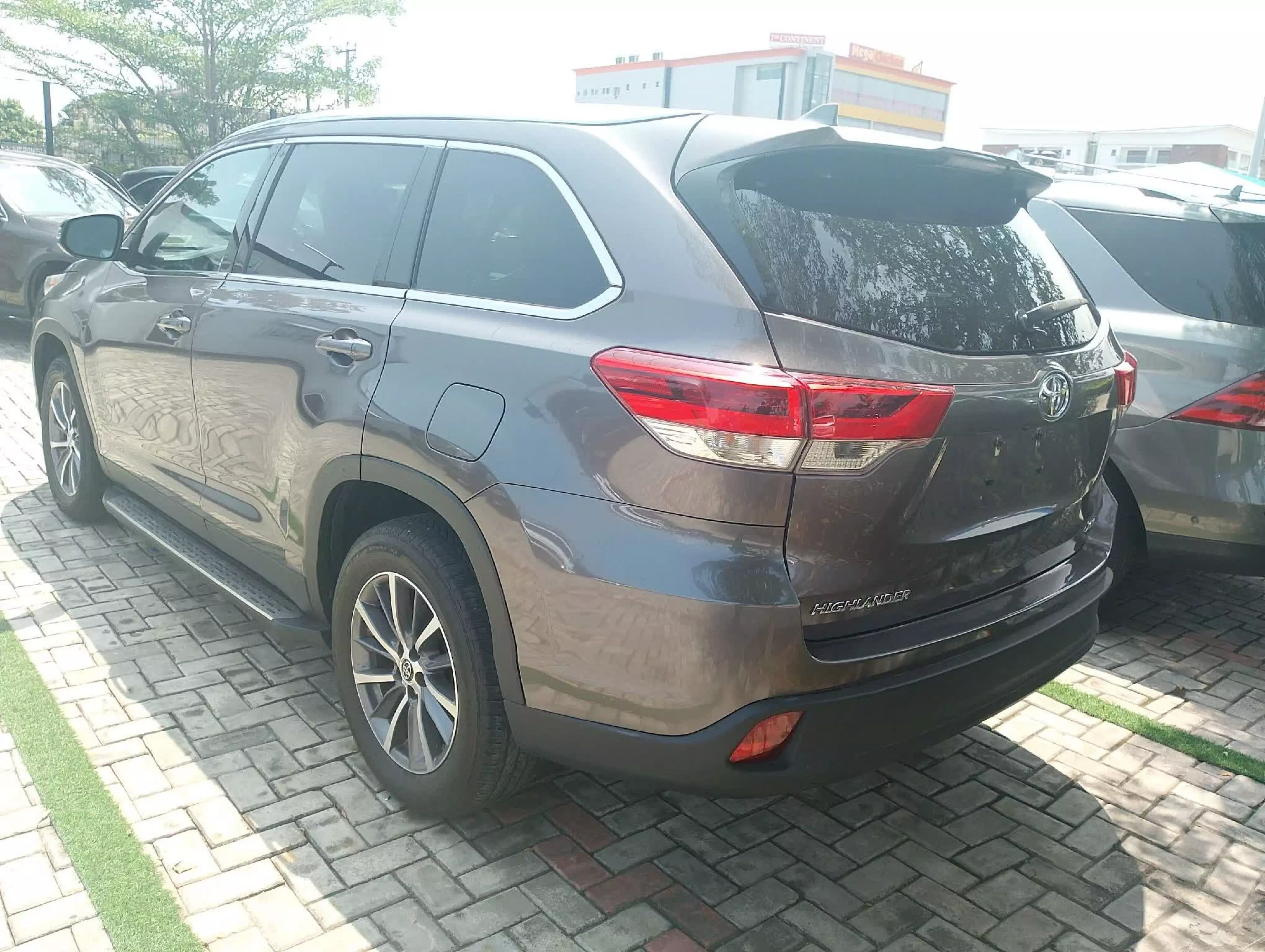 Toyota Highlander   - 2019