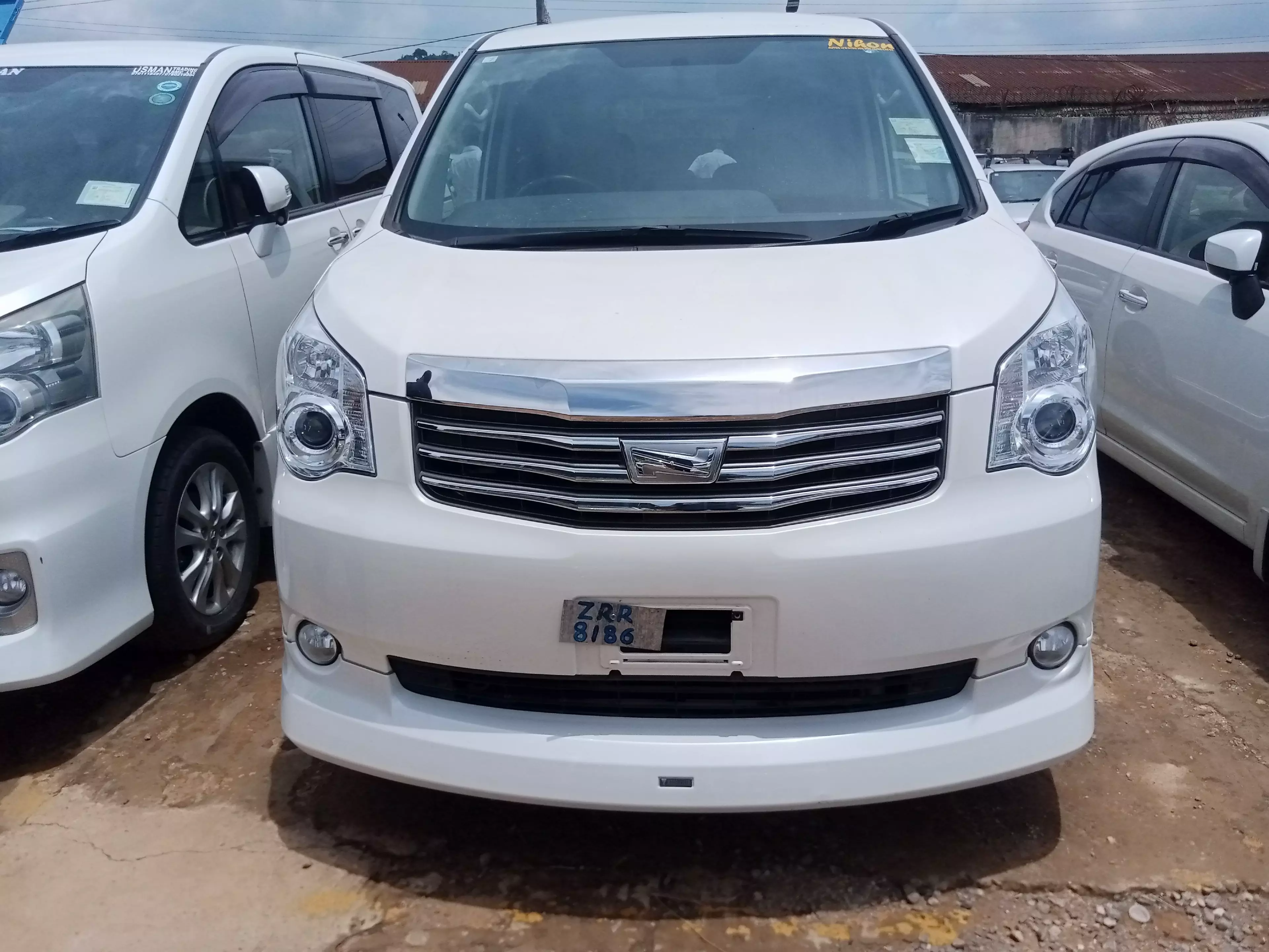 Toyota Noah   - 2011