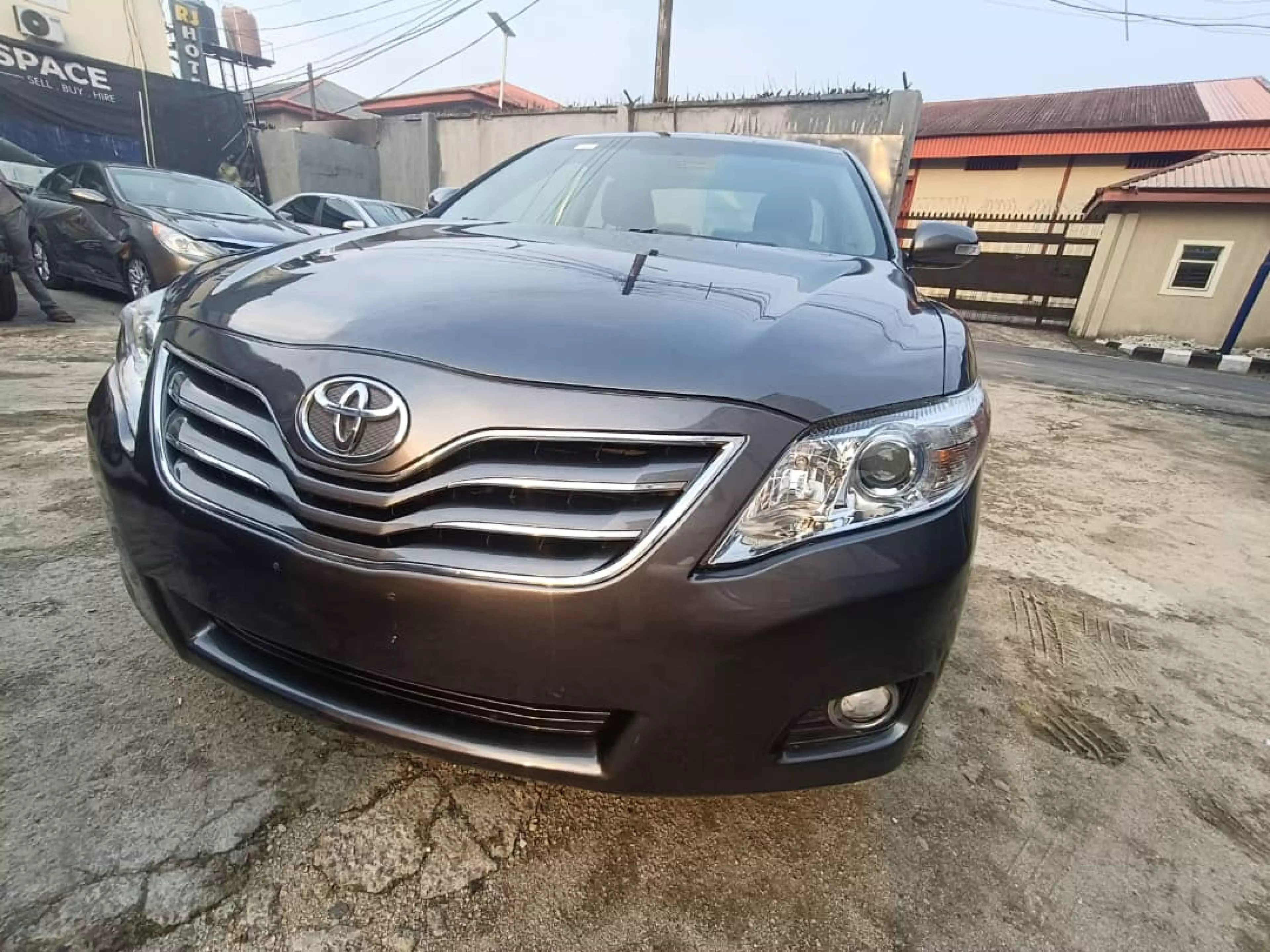 Toyota Camry   - 2010