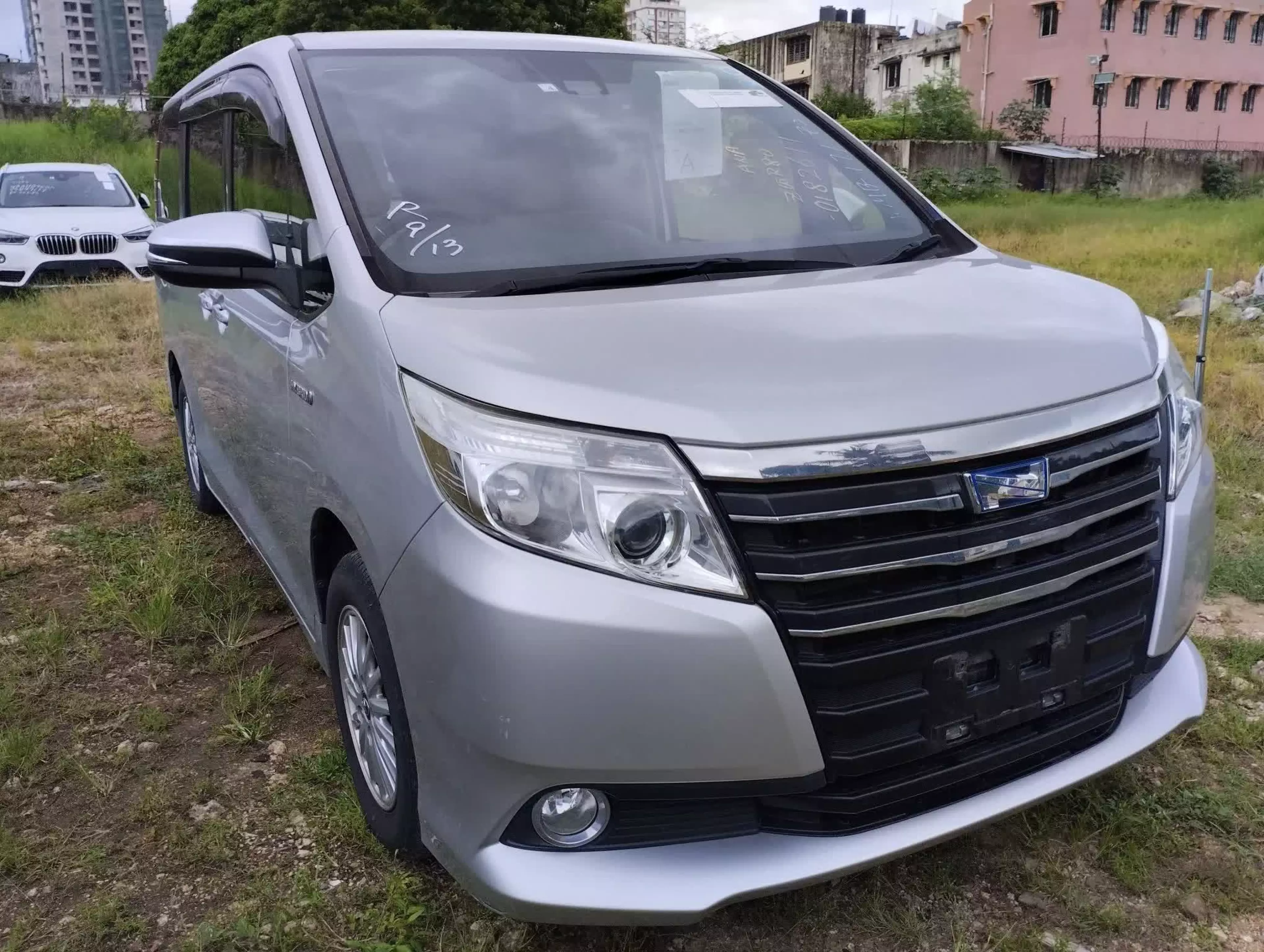 Toyota Noah Hybrid - 2016