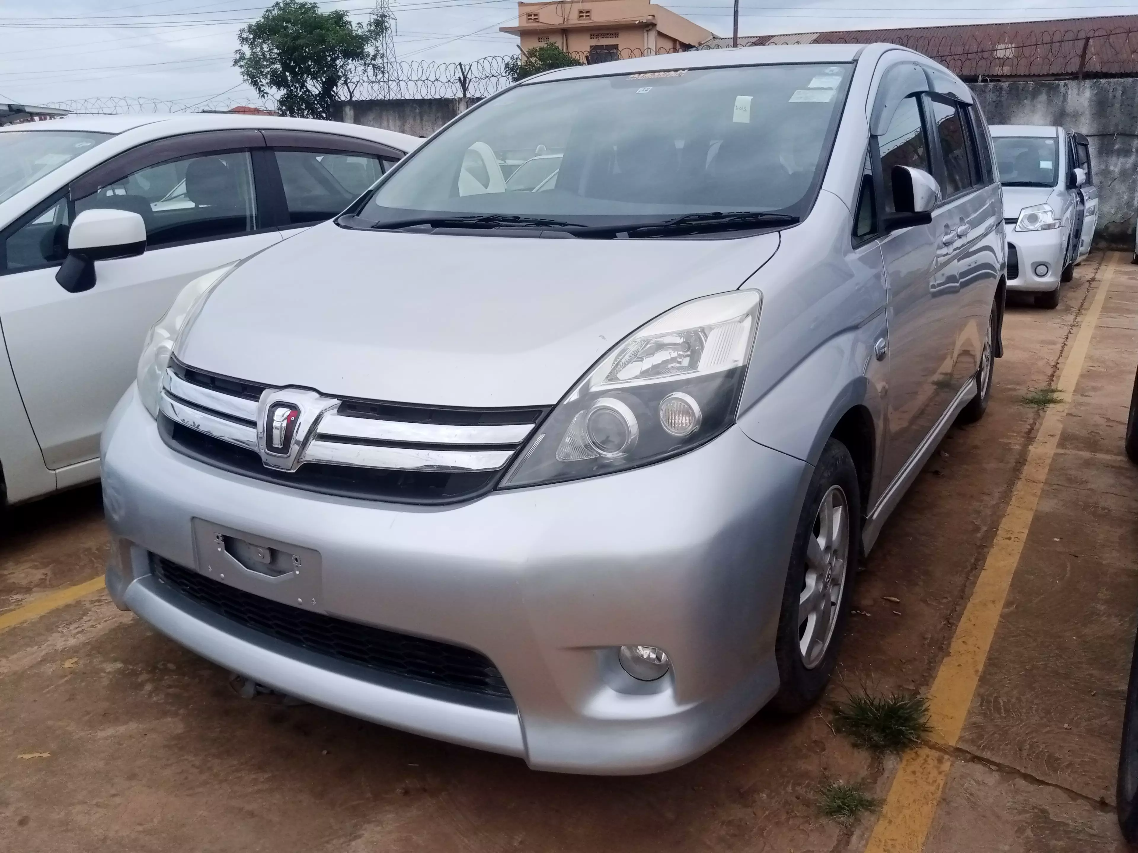 Toyota Isis  - 2011