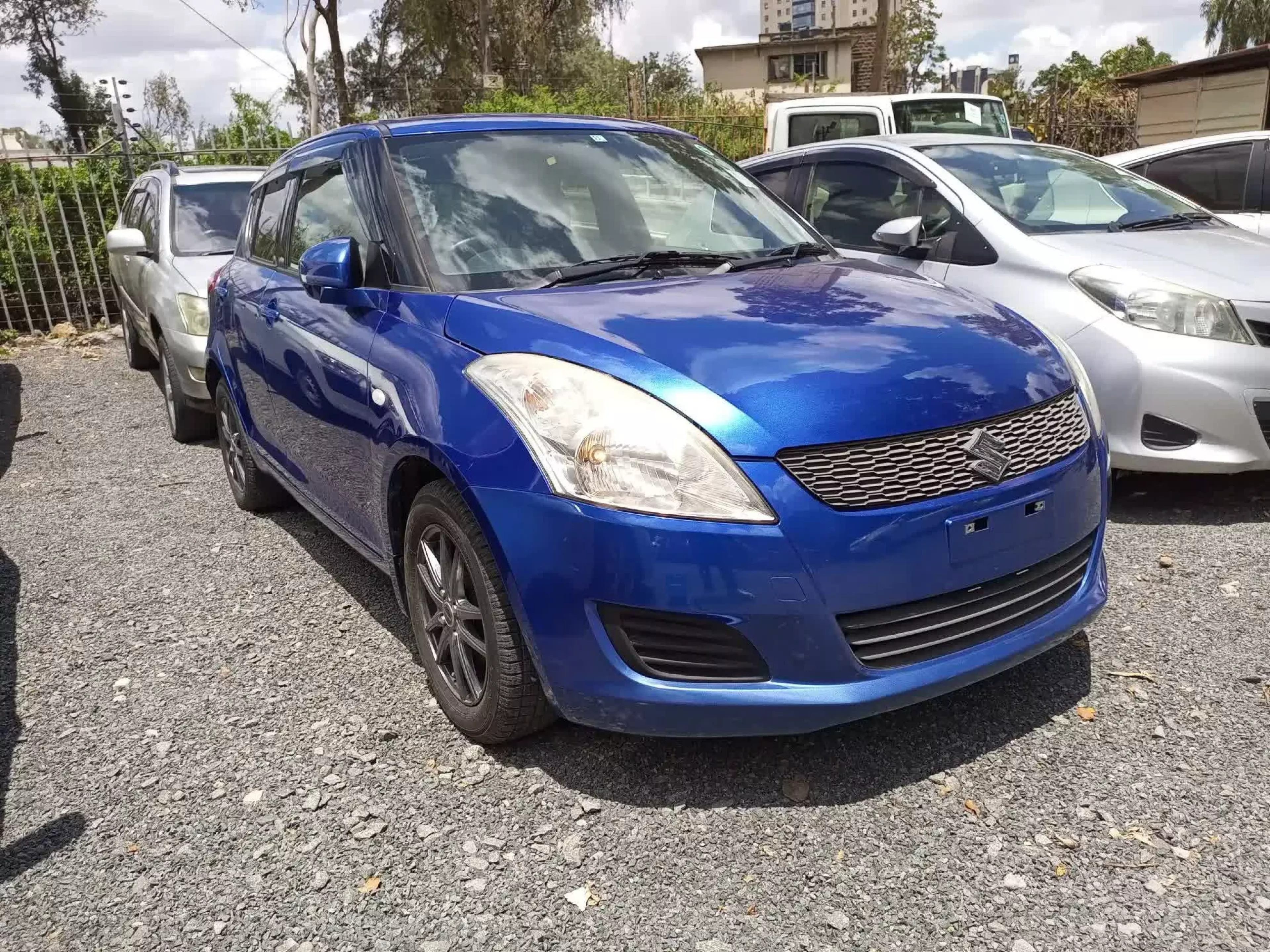 SUZUKI Swift GLX - 2015