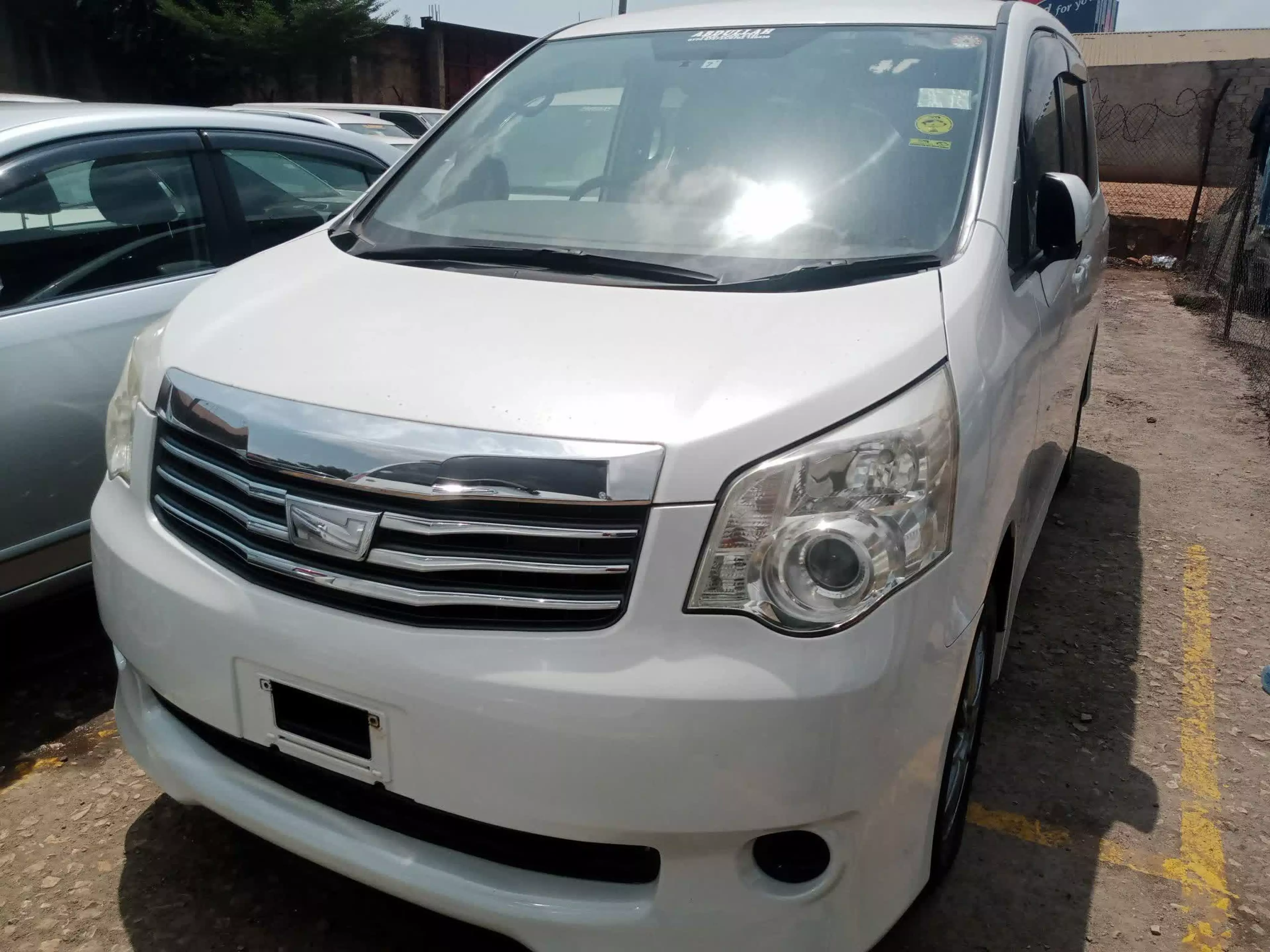 Toyota Noah - 2010
