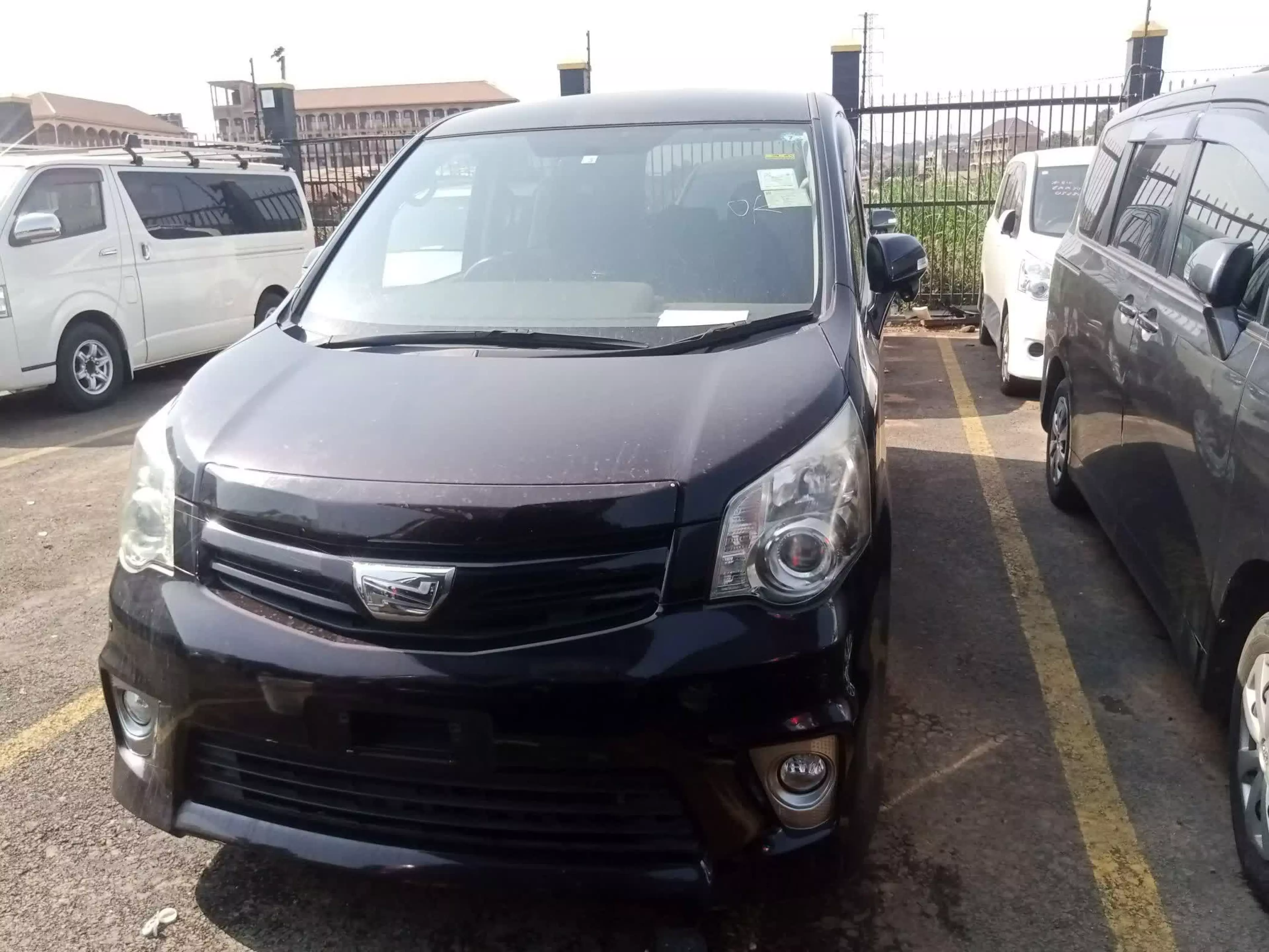 Toyota Noah   - 2012