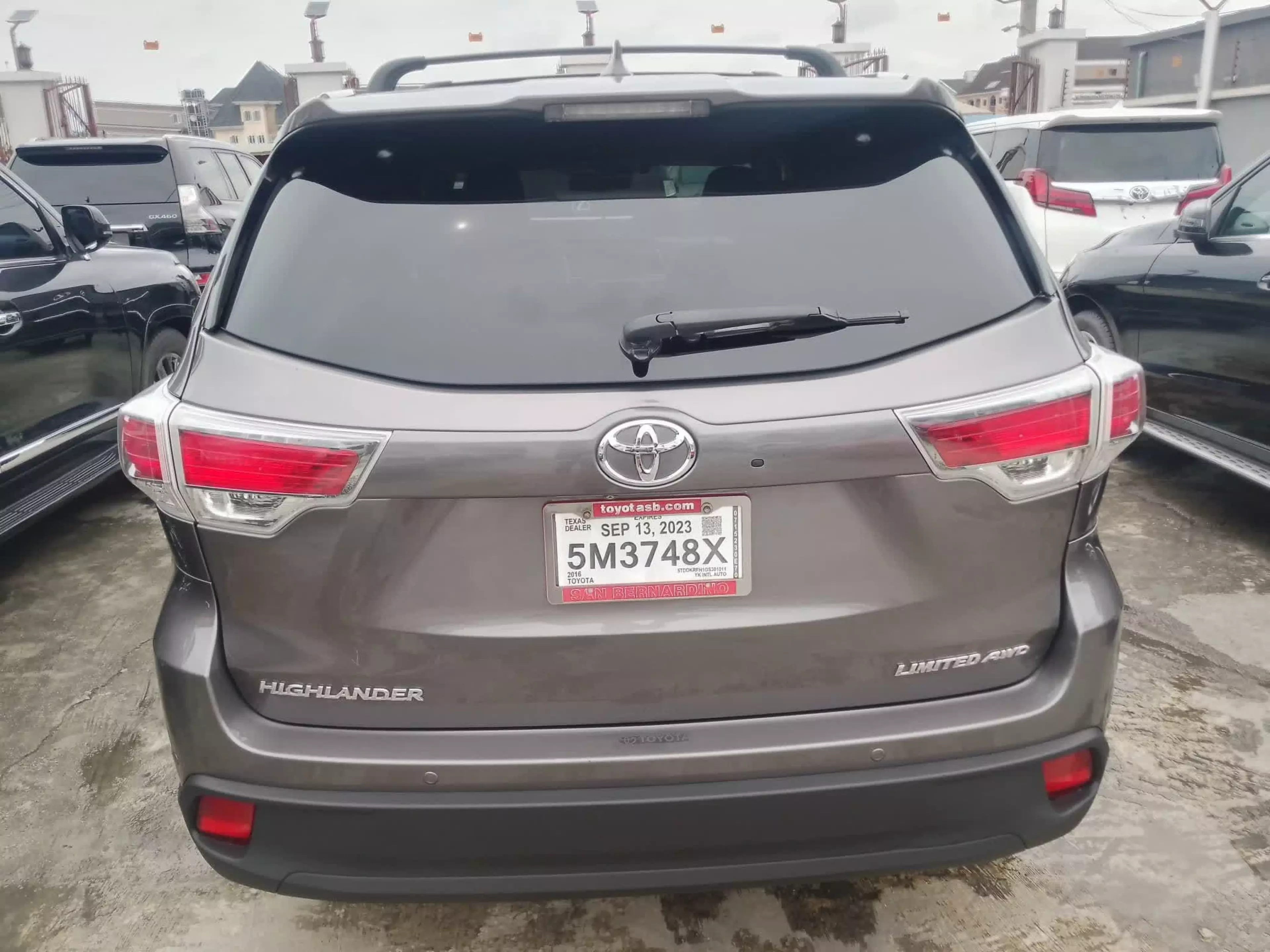 Toyota Highlander   - 2016