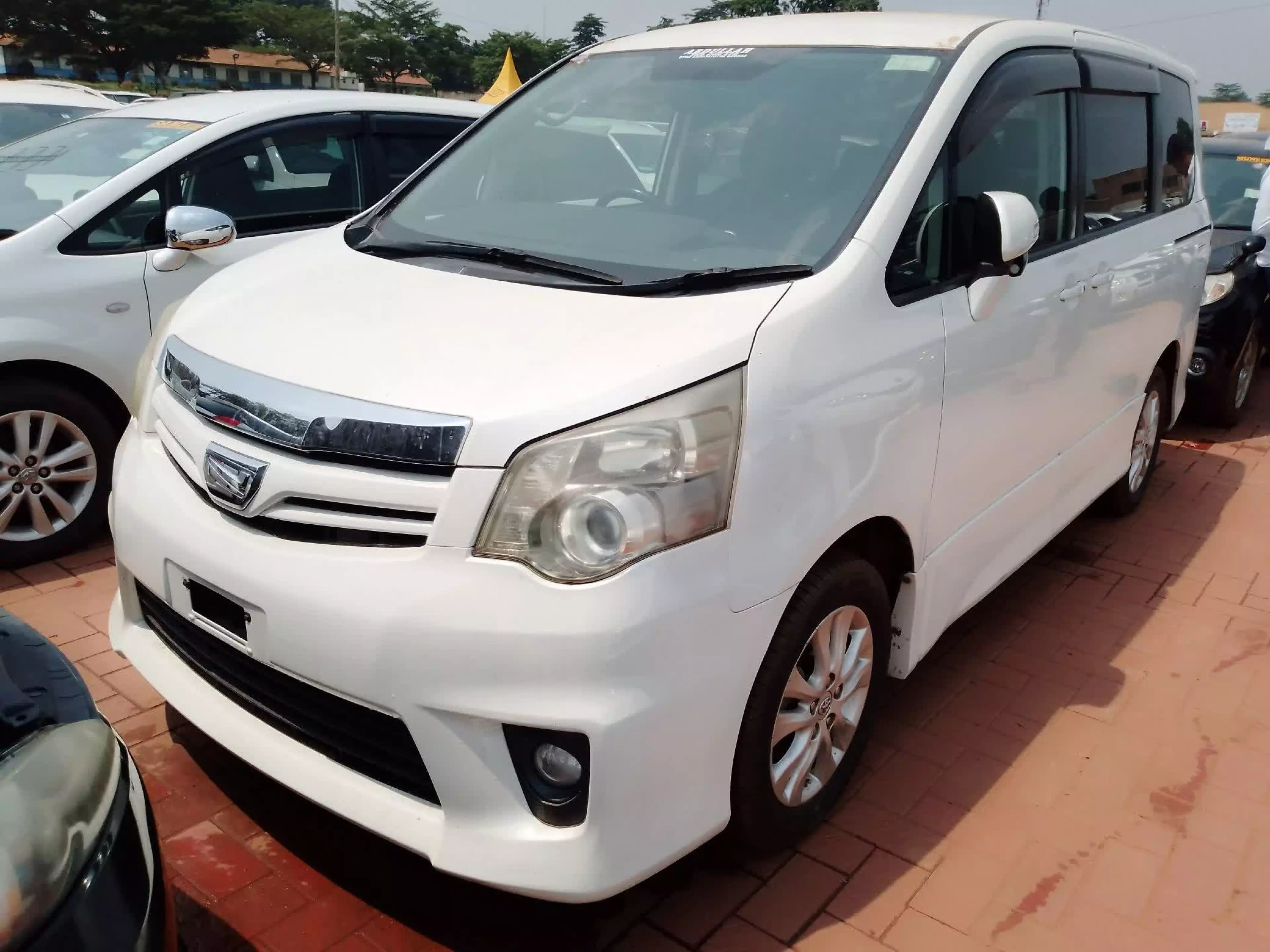 Toyota Noah - 2010