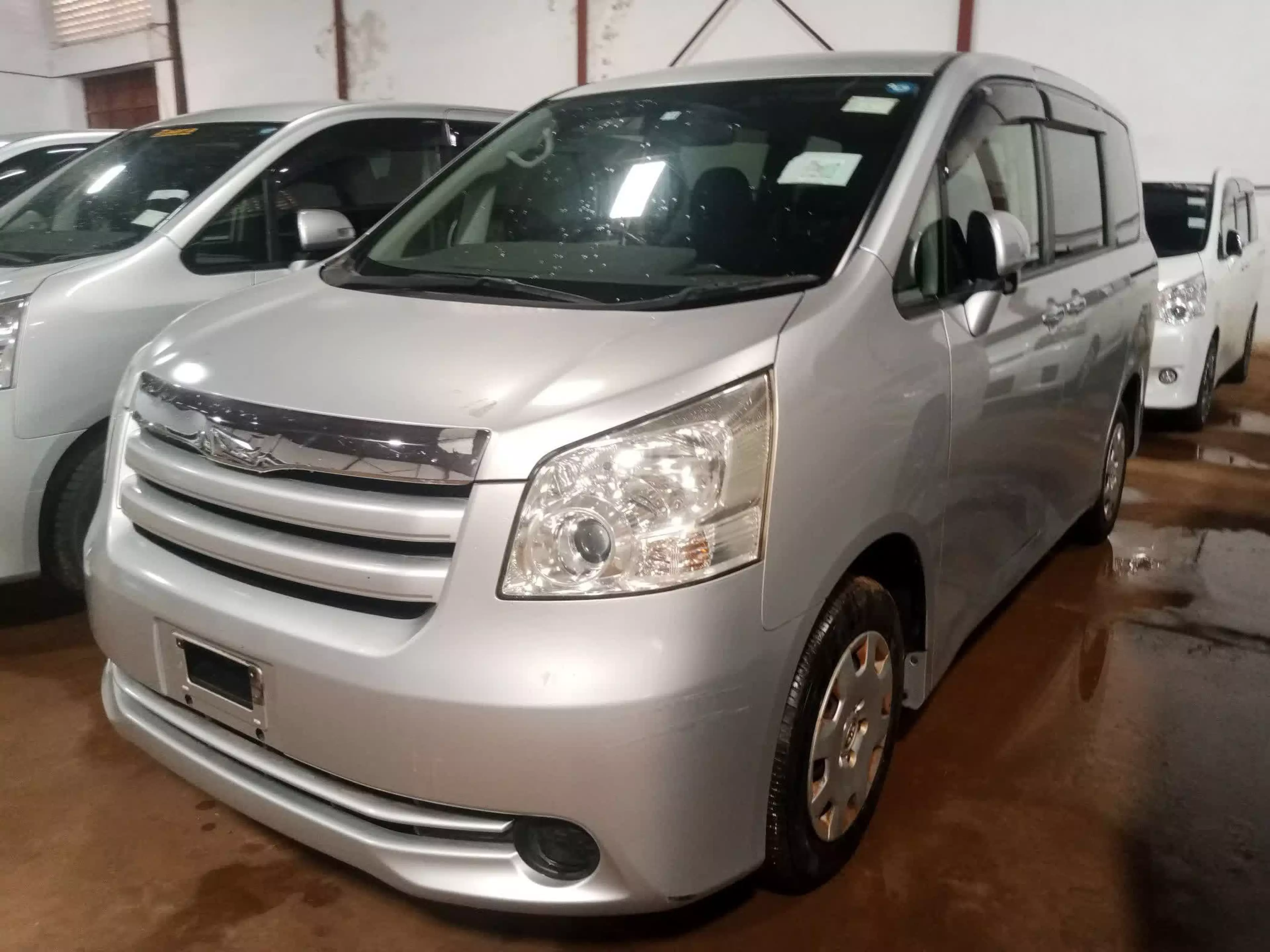 Toyota Noah - 2009