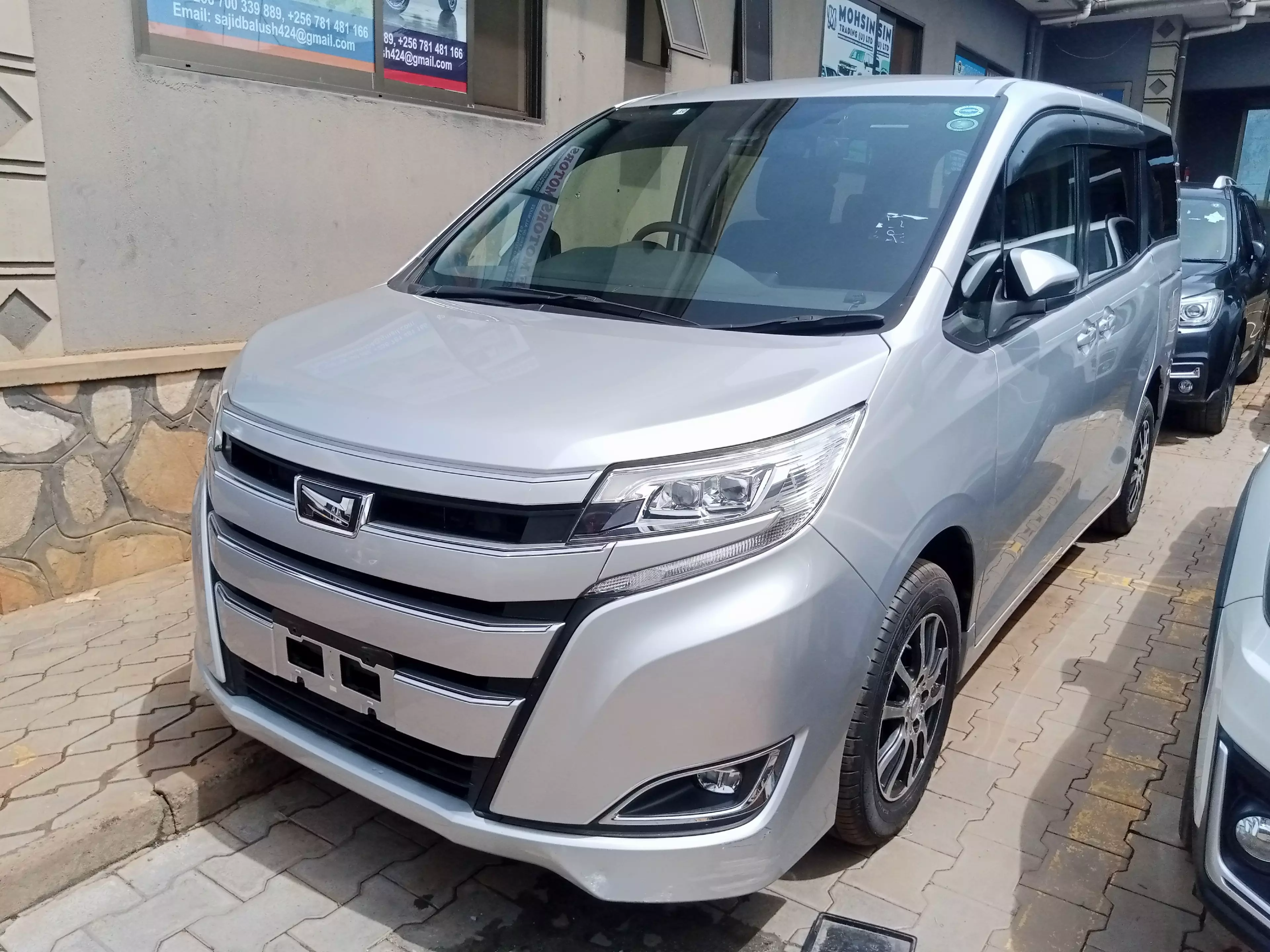 Toyota Noah - 2015