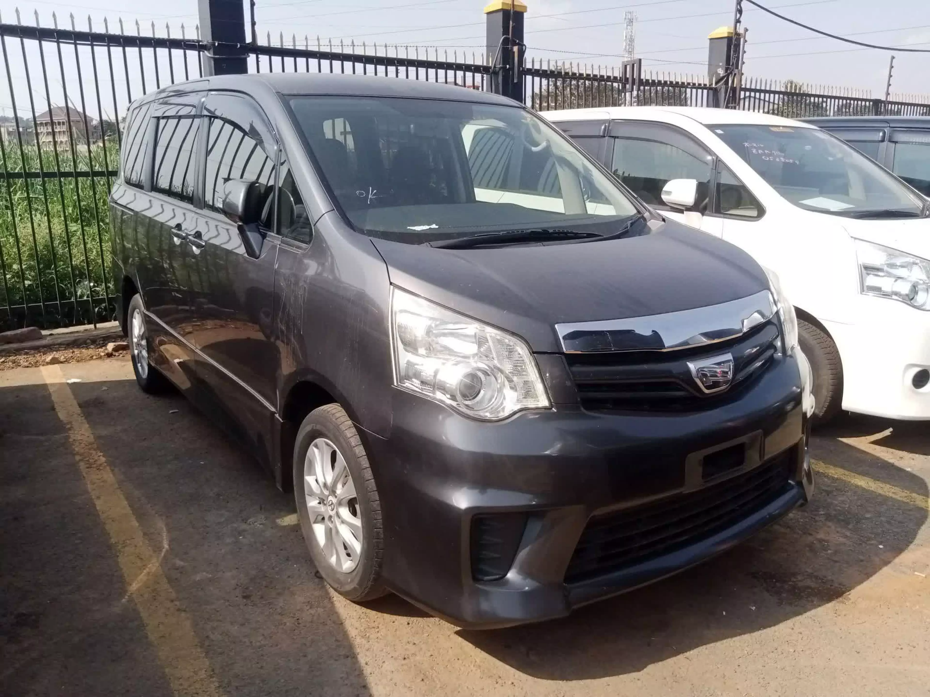 Toyota Noah - 2012
