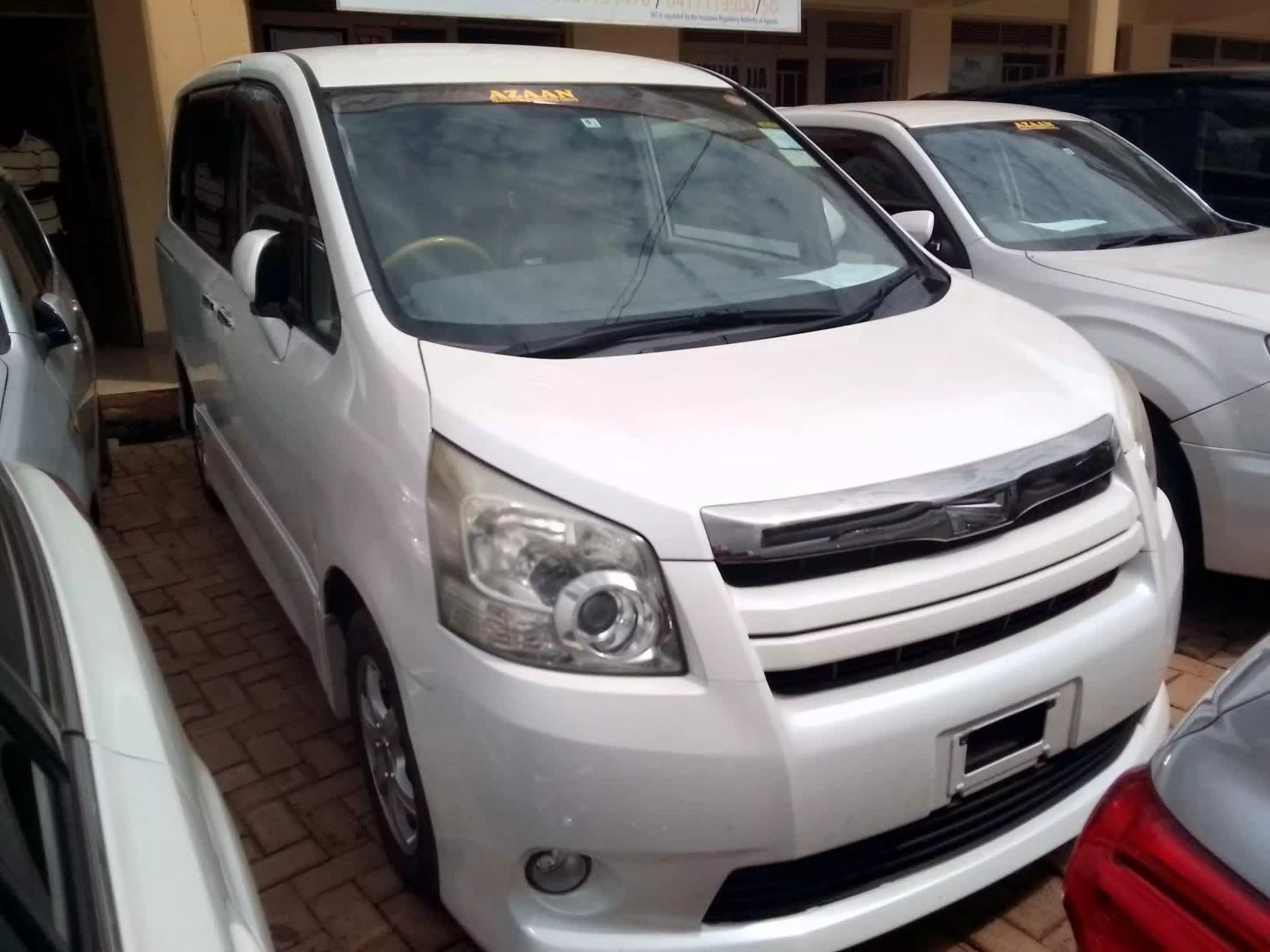 Toyota Noah - 2010