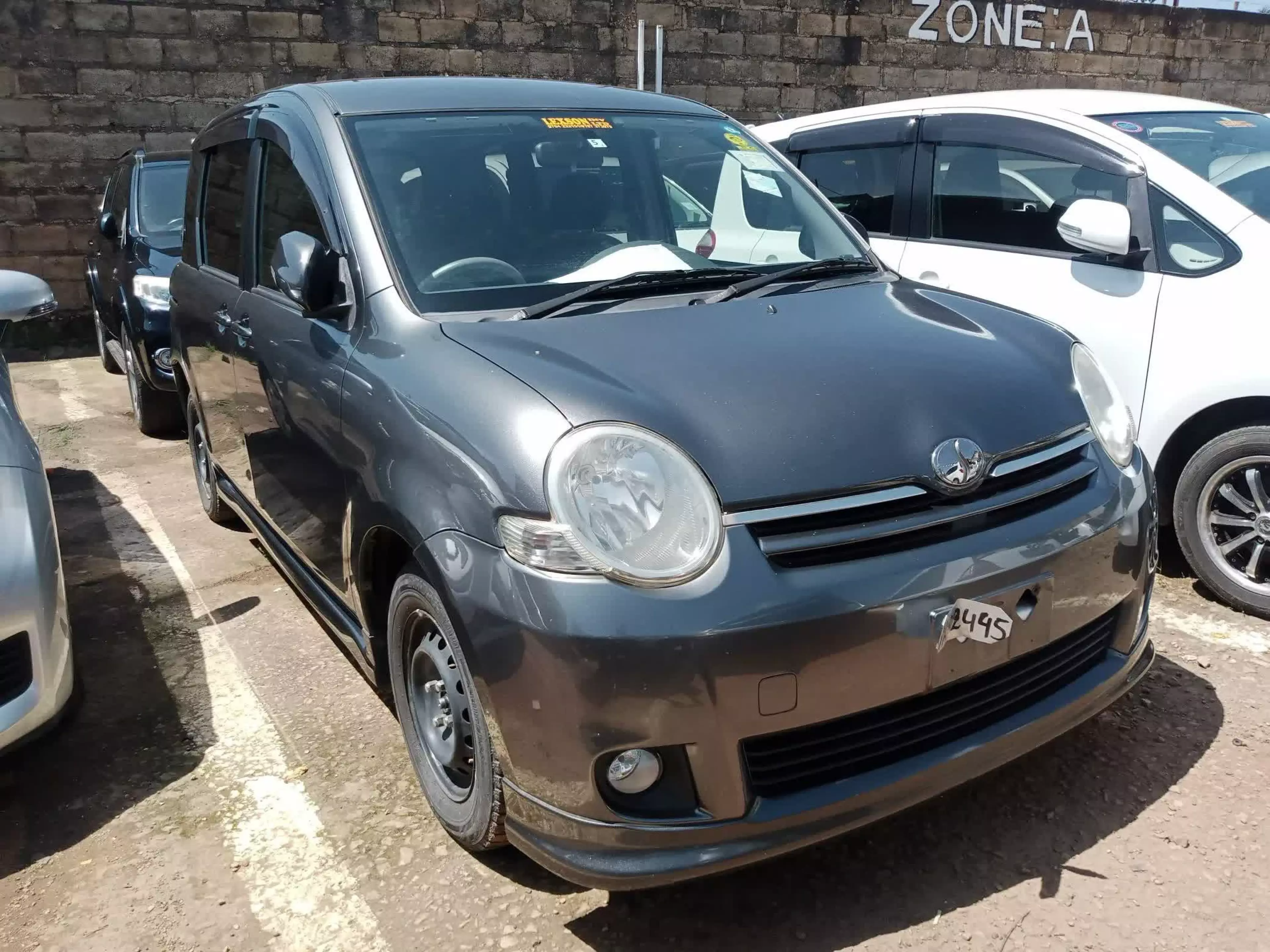 Toyota Sienta - 2008