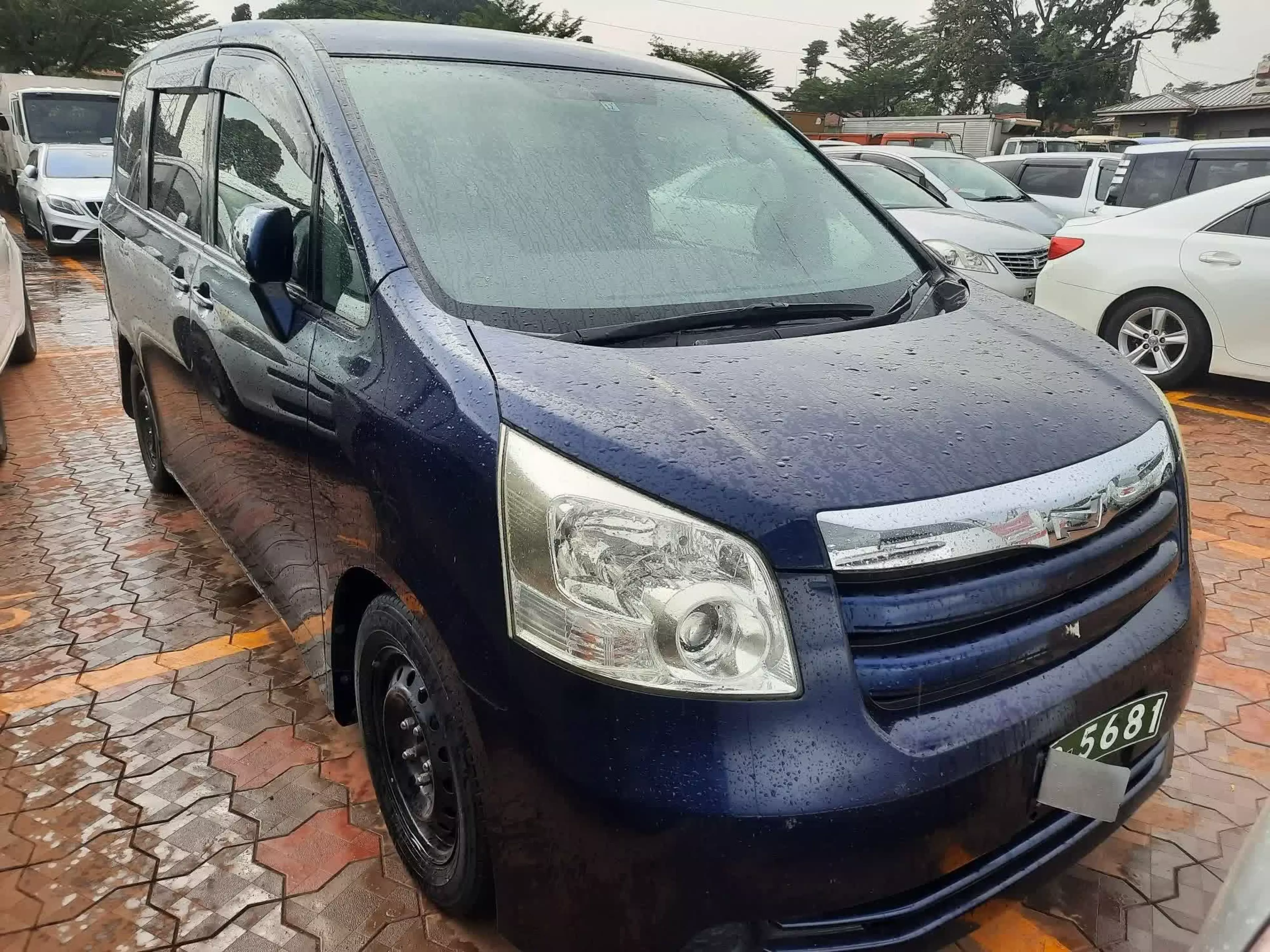 Toyota Noah - 2009