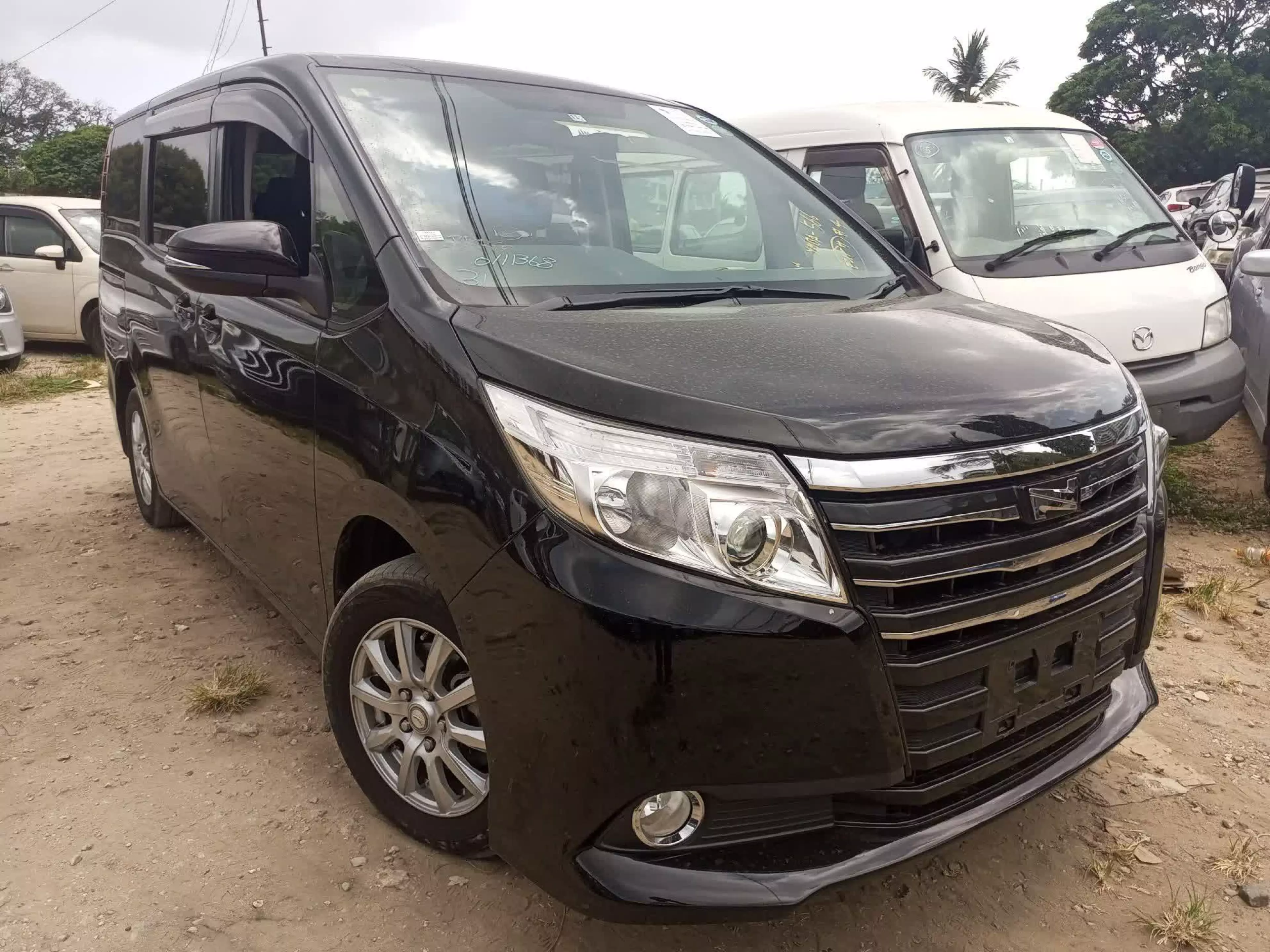 Toyota Noah - 2015