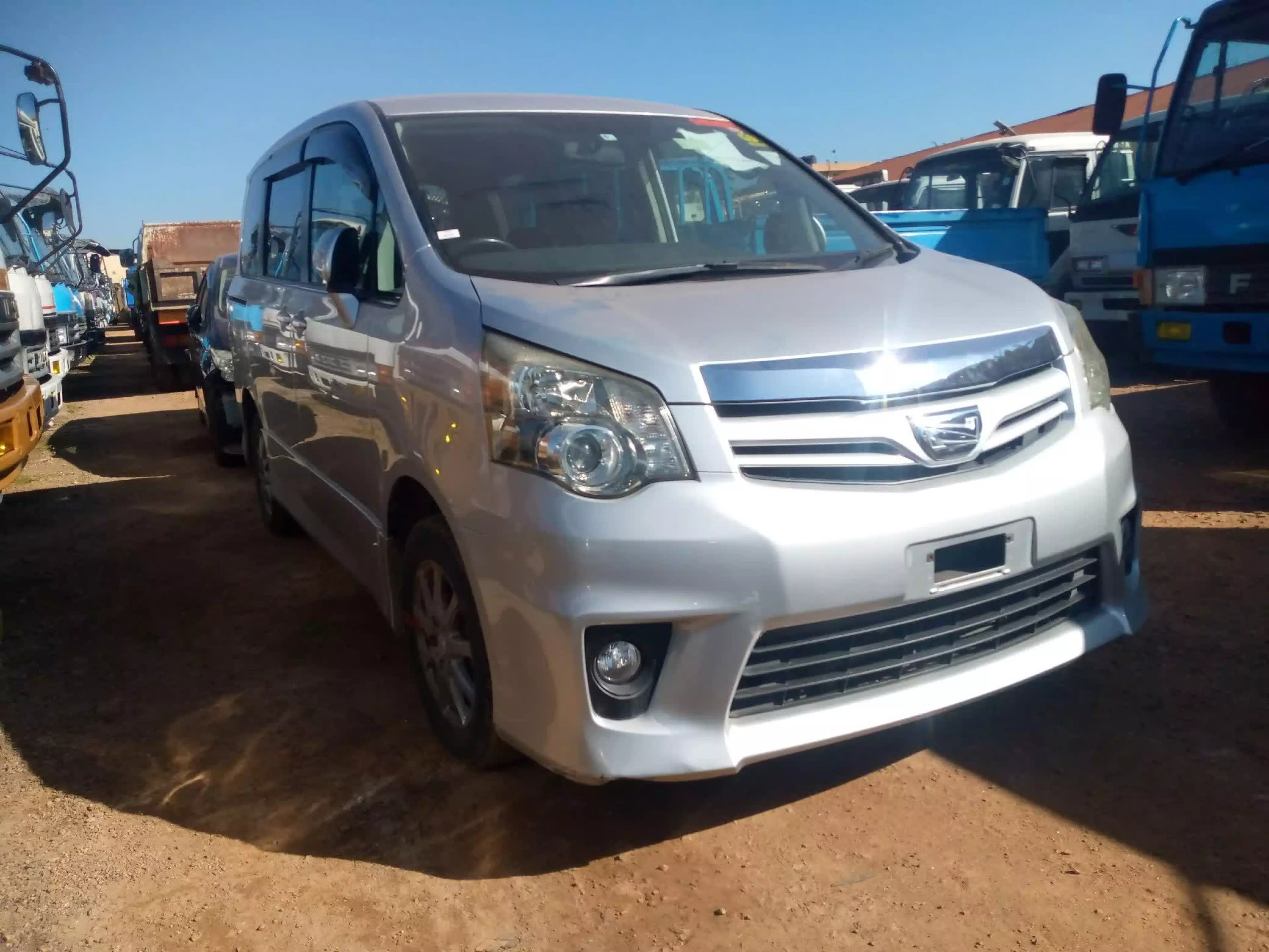 Toyota Noah - 2009