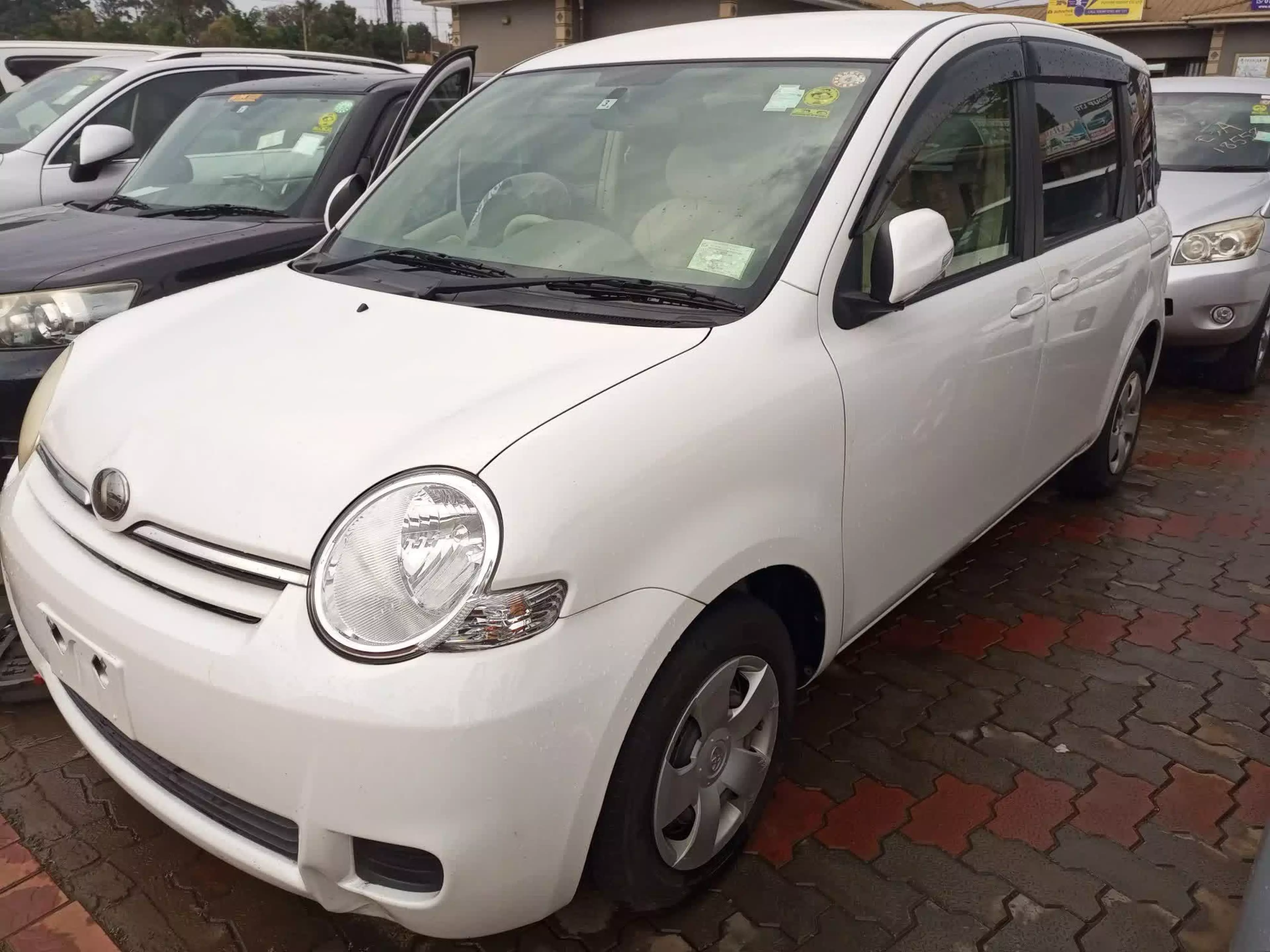 Toyota Sienta - 2008