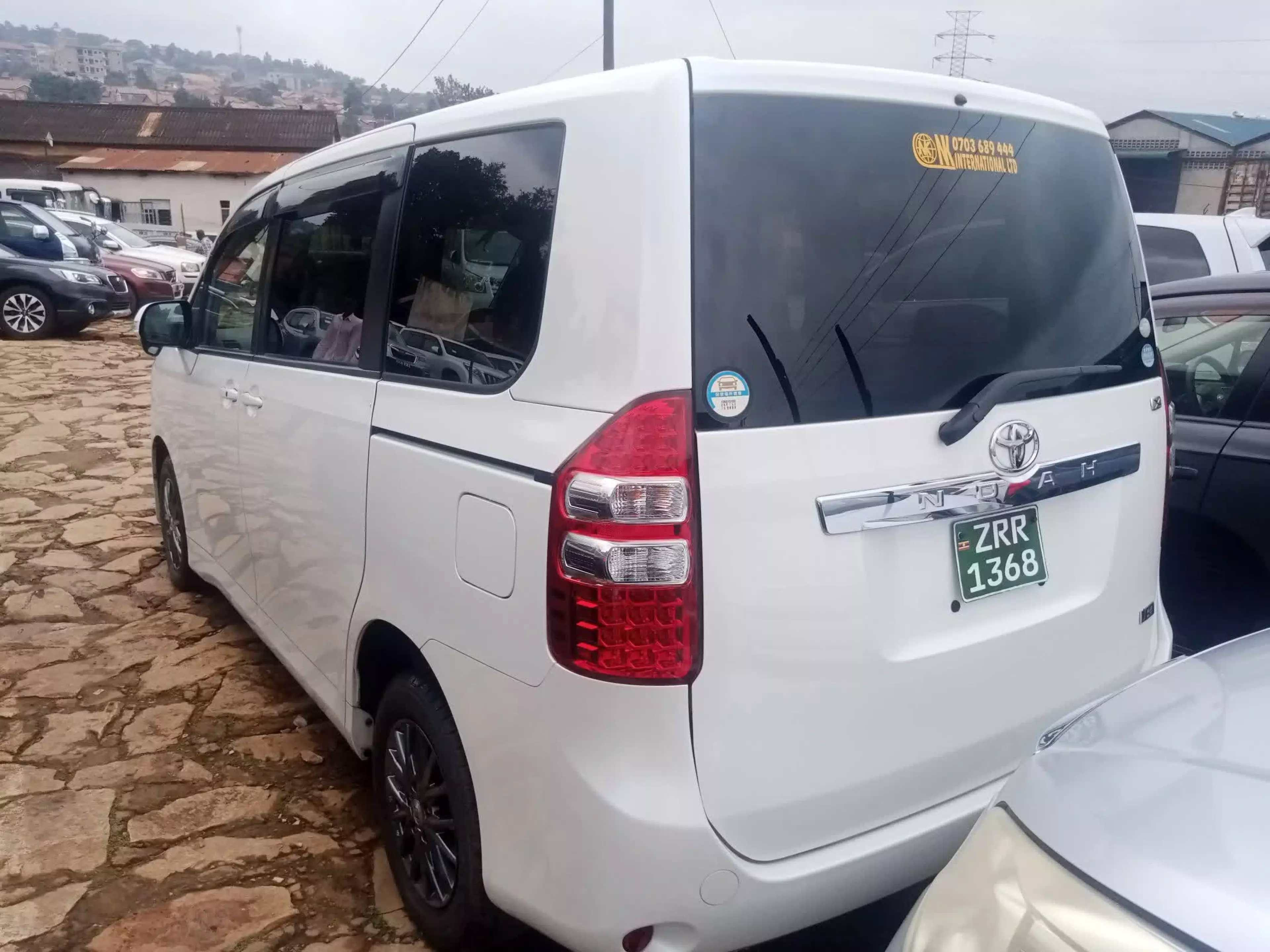 Toyota Noah   - 2010