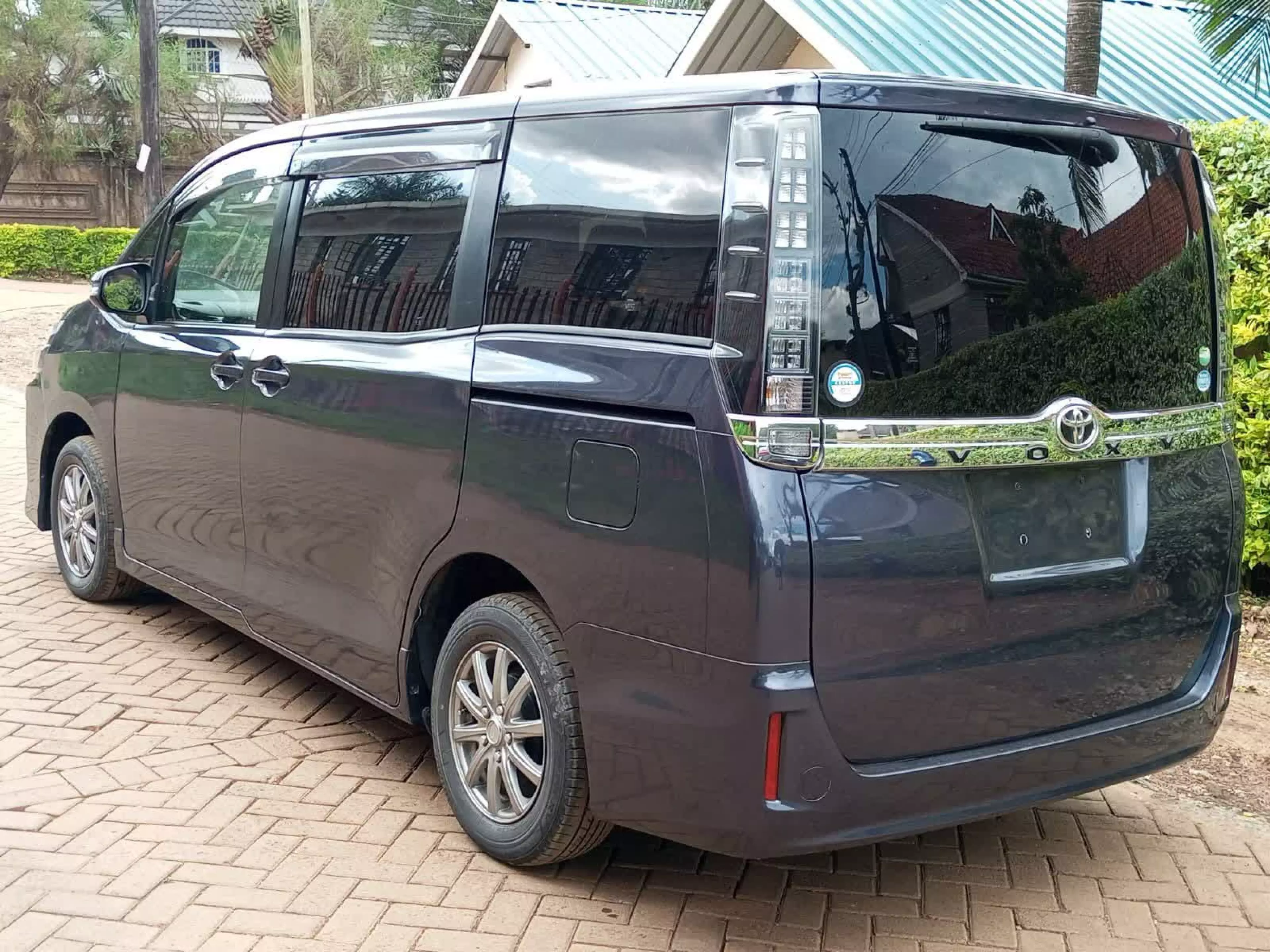 Toyota Voxy  - 2016