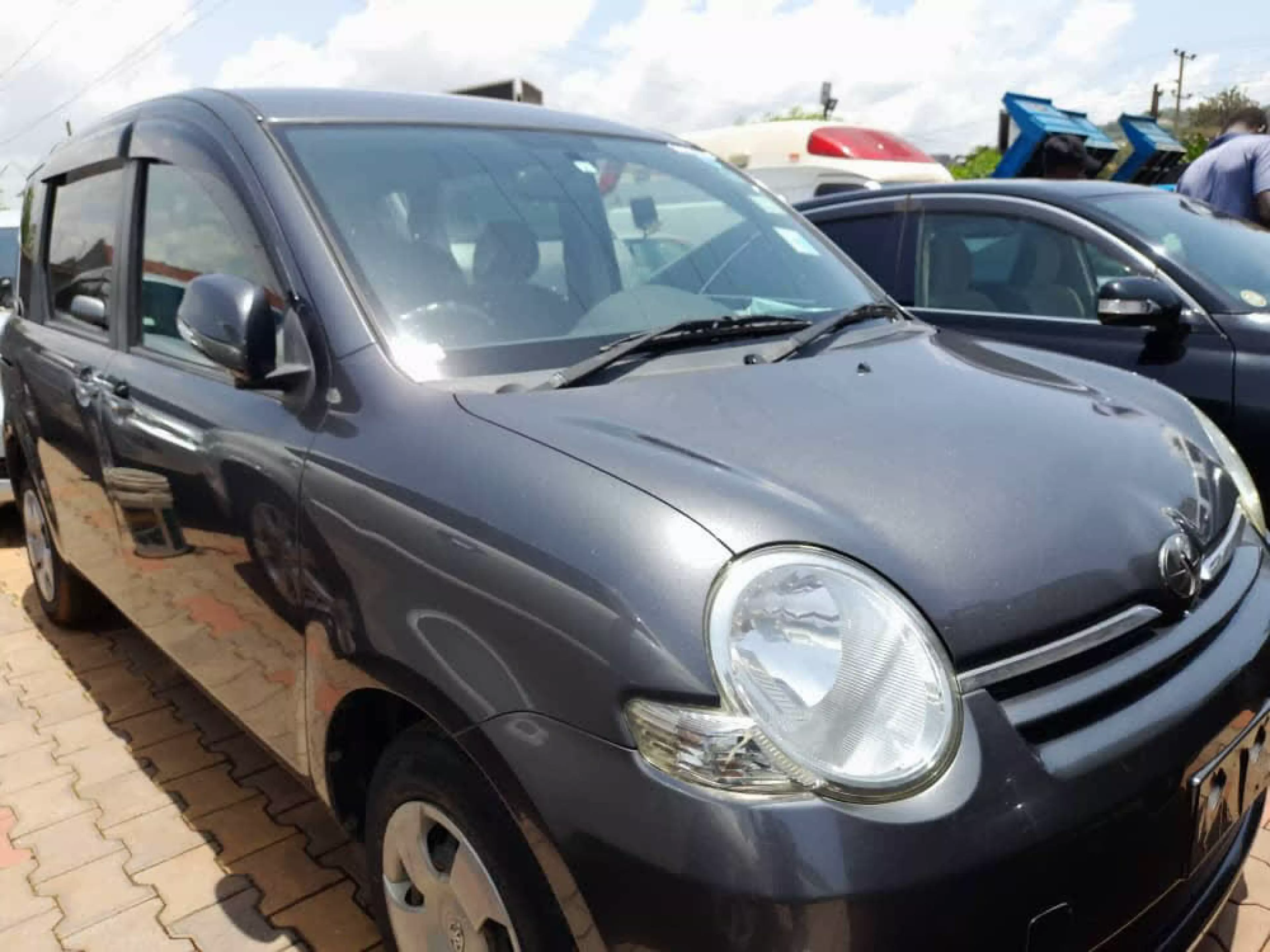Toyota Sienta - 2008