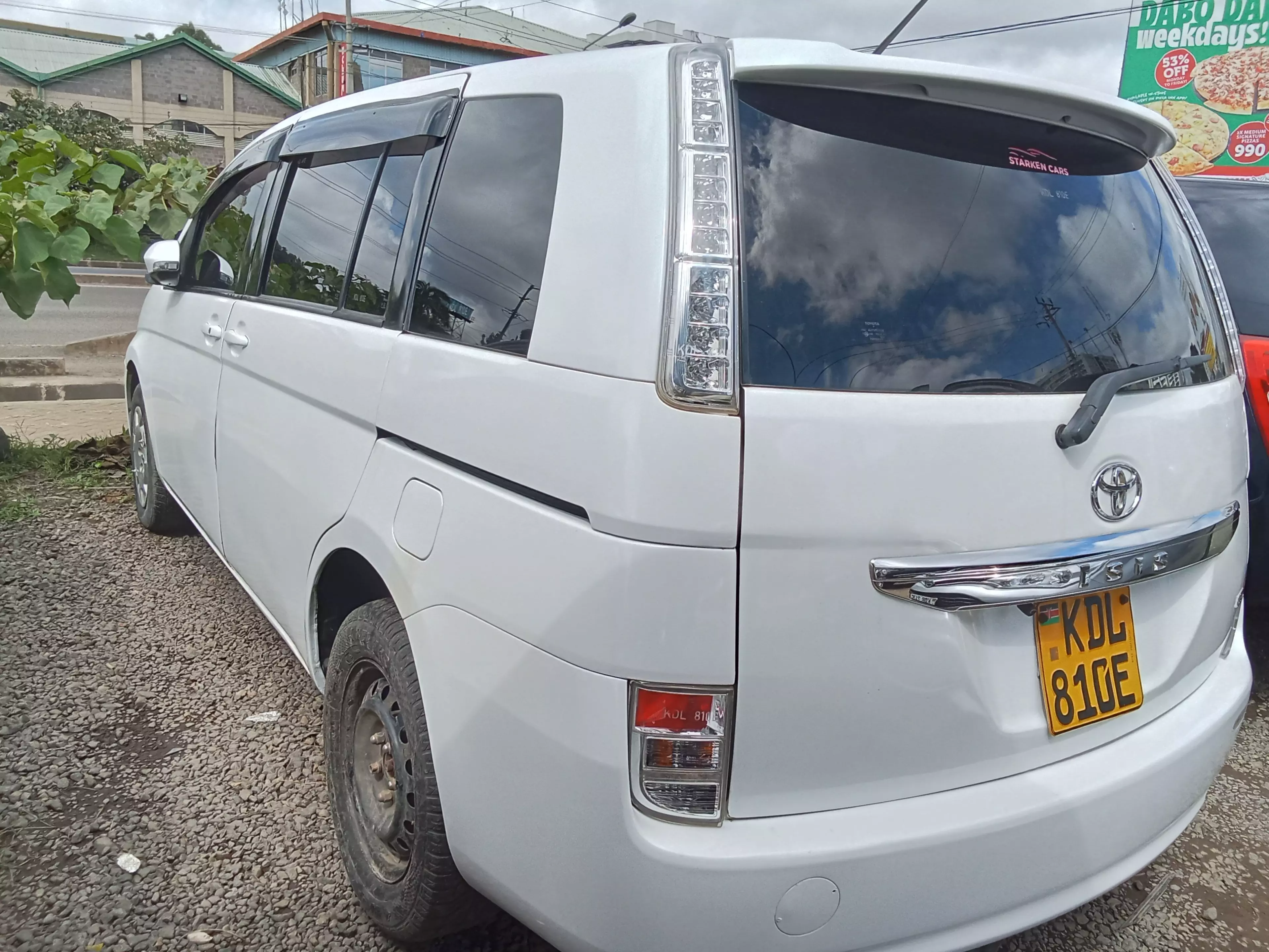 Toyota Isis  - 2016