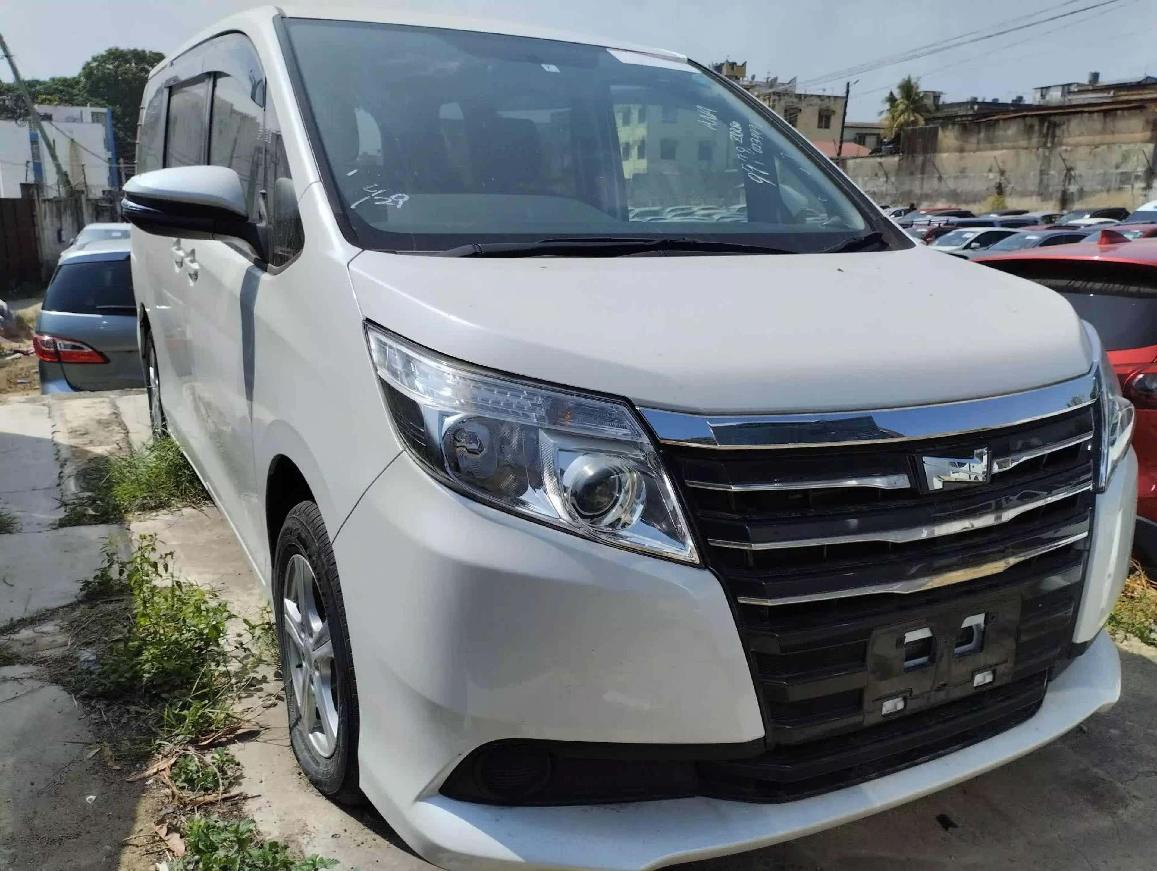 Toyota Noah - 2016