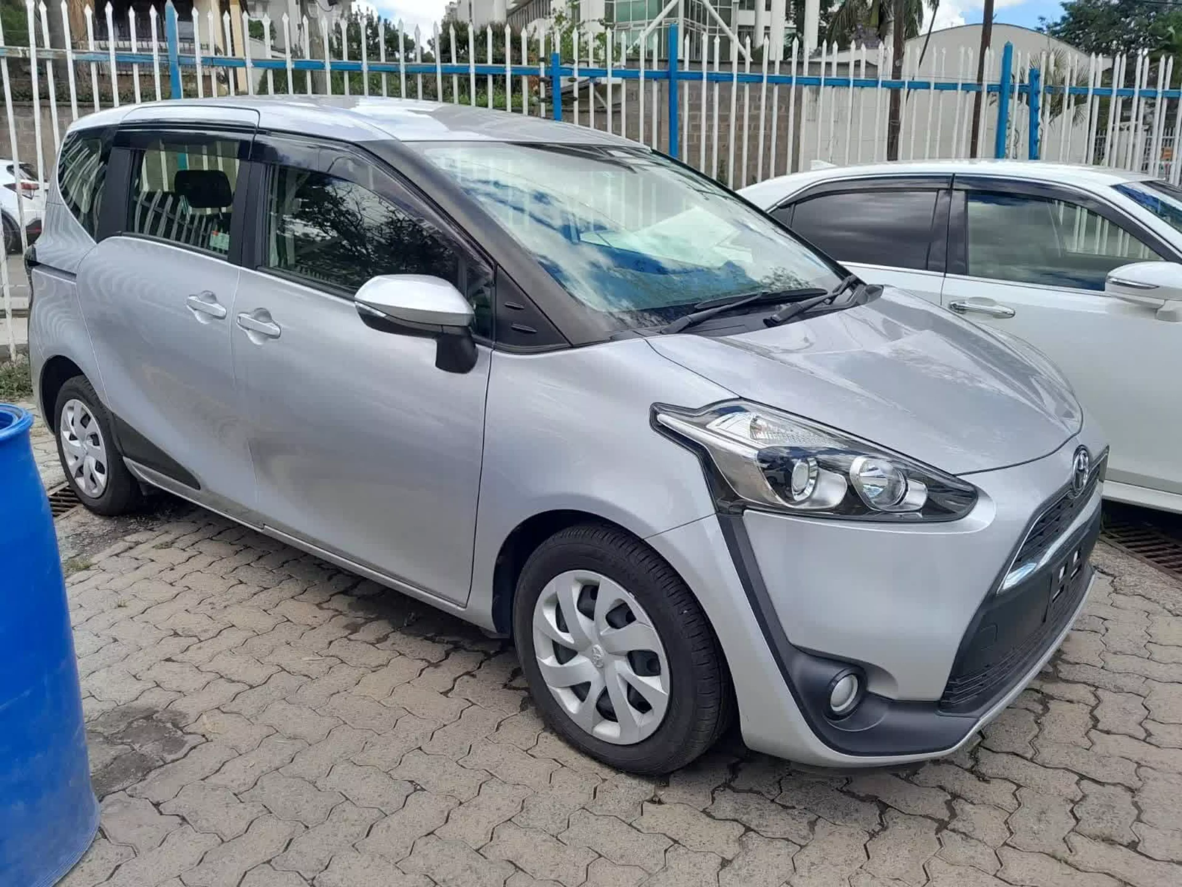 Toyota Sienta - 2016