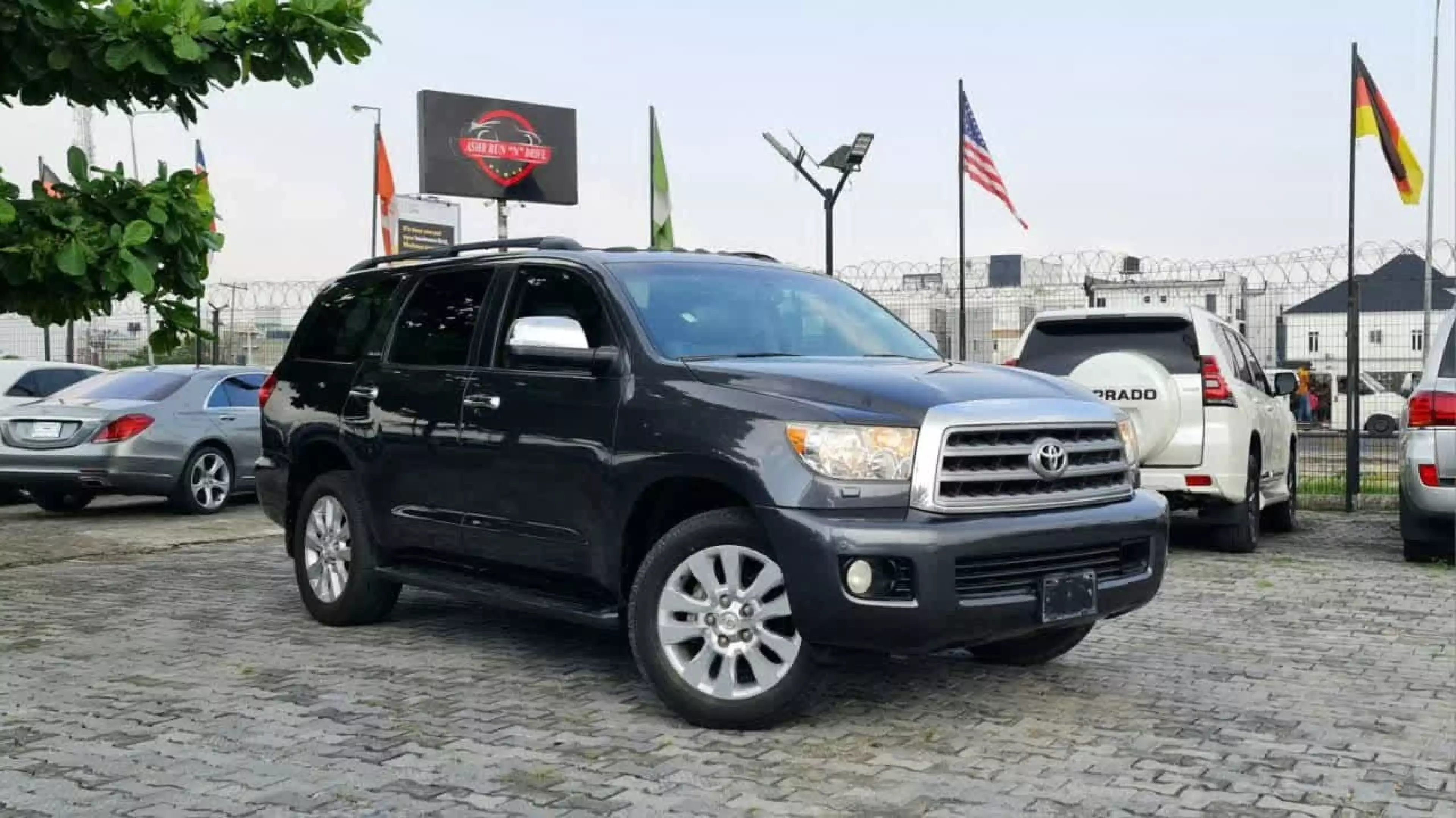 Toyota Sequoia - 2011
