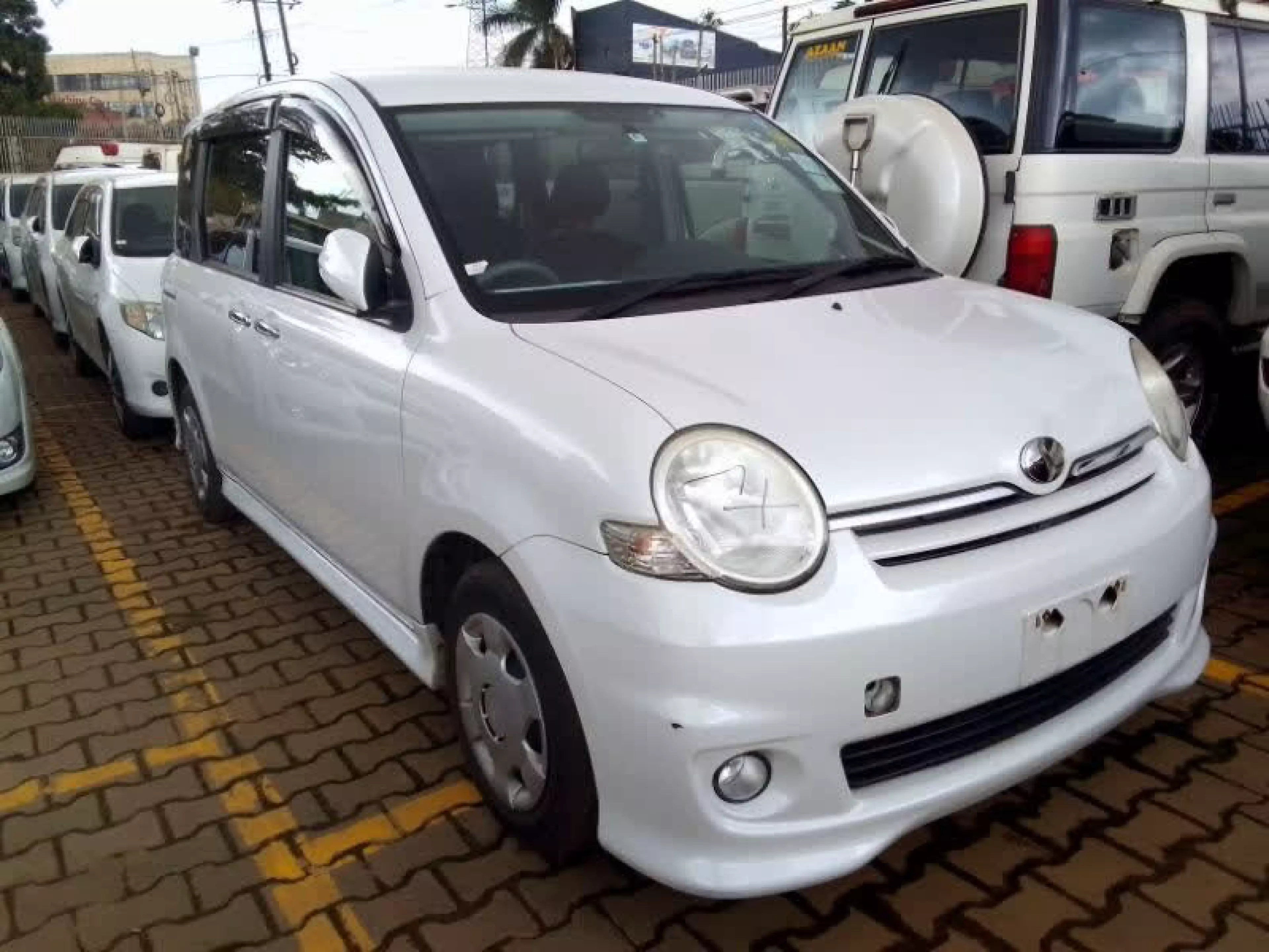 Toyota Sienta - 2010
