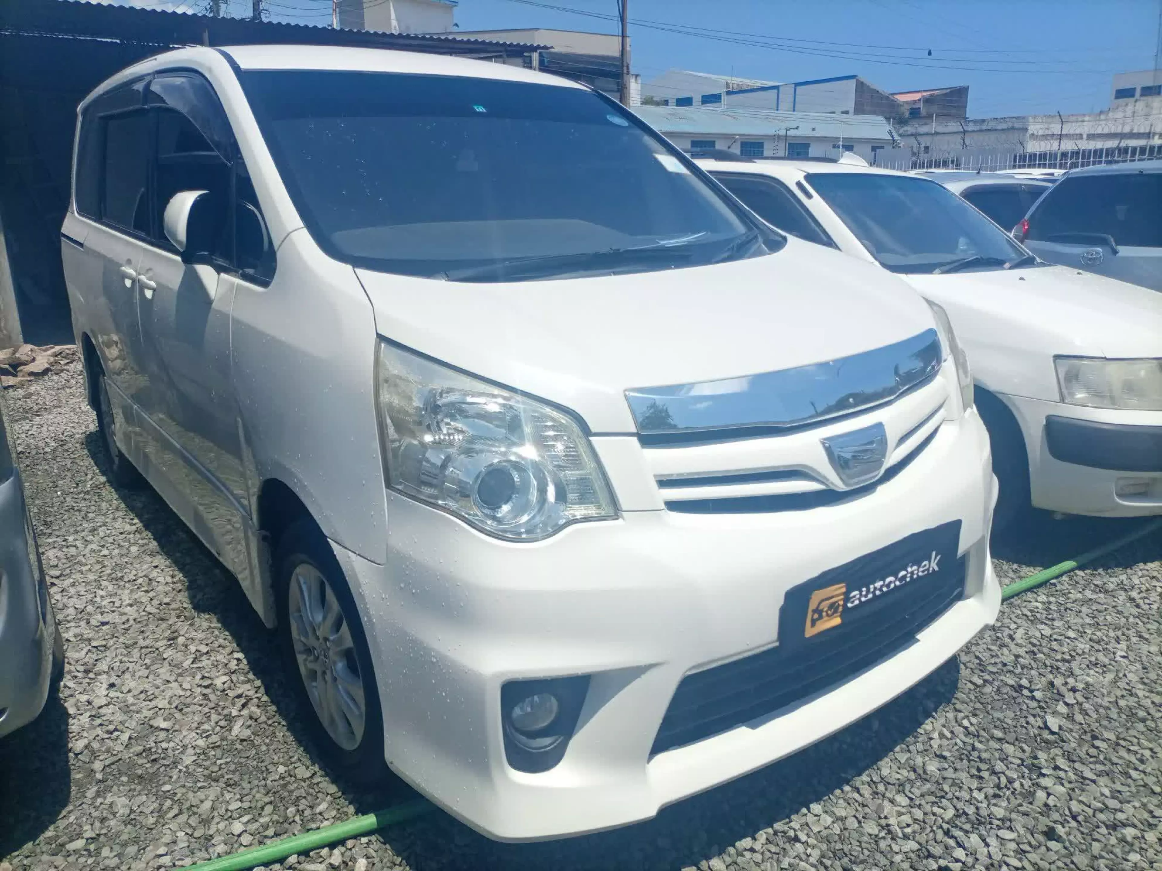 Toyota Noah - 2011