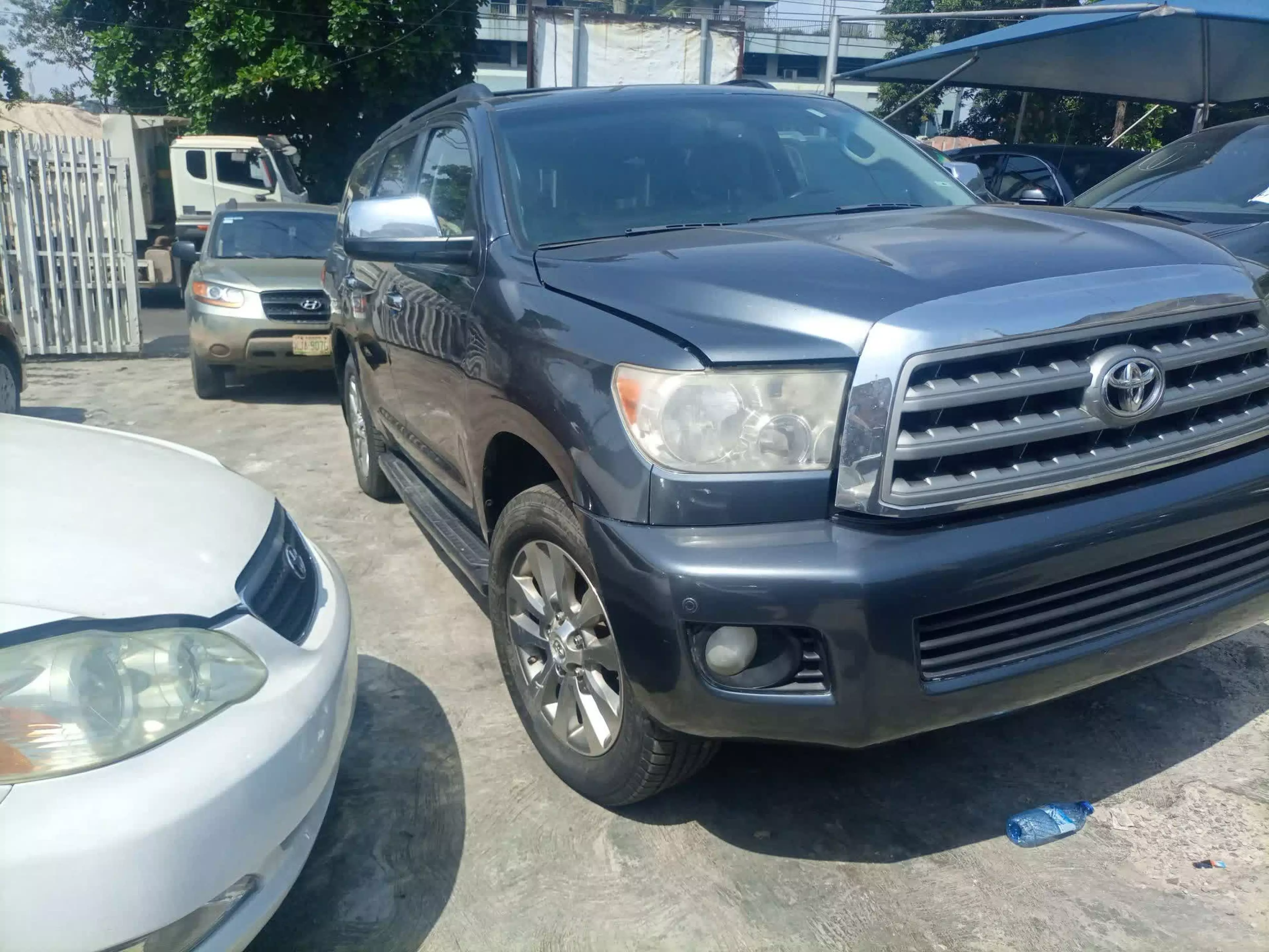Toyota Sequoia - 2010
