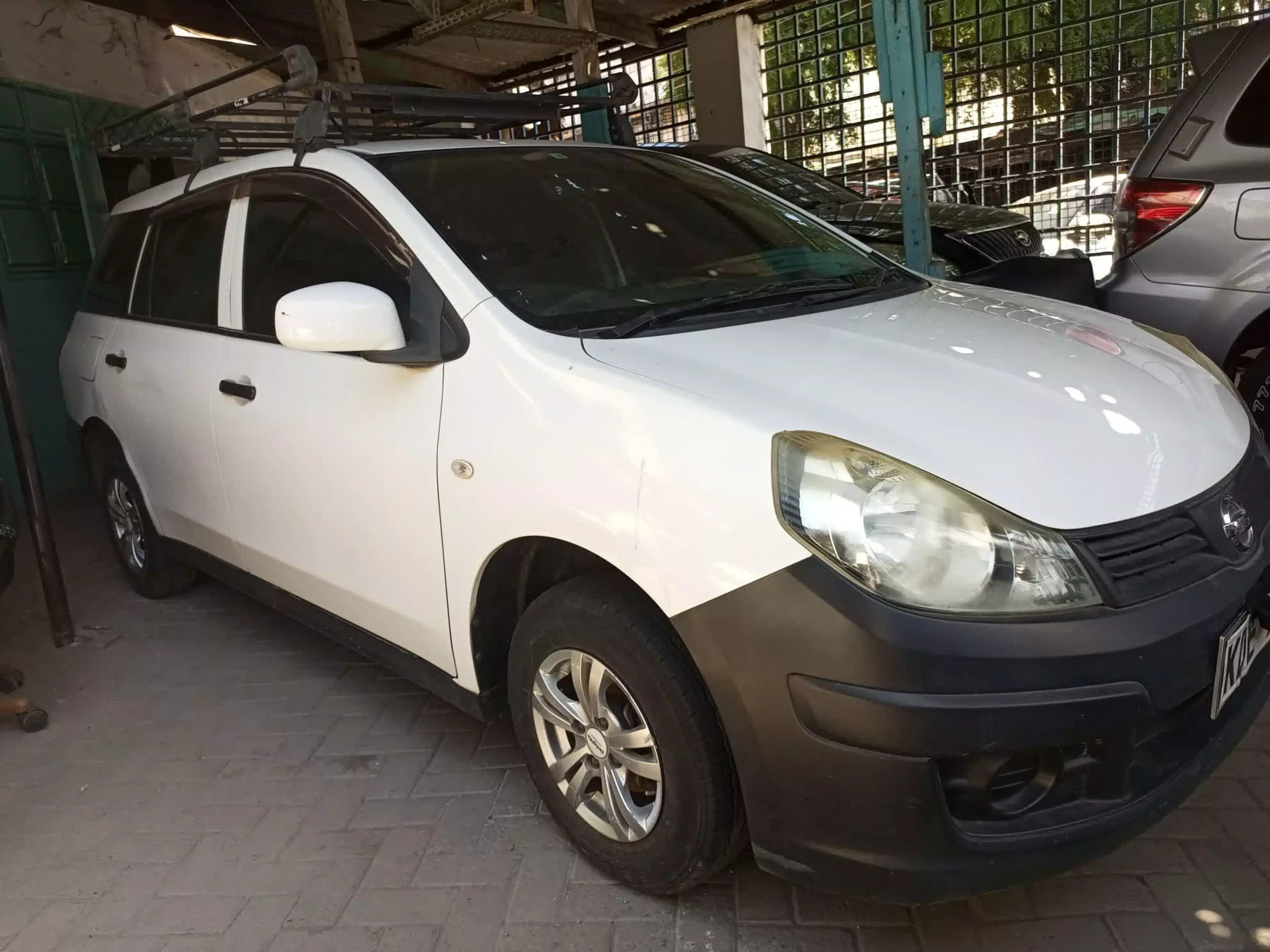 Nissan Advan  - 2014