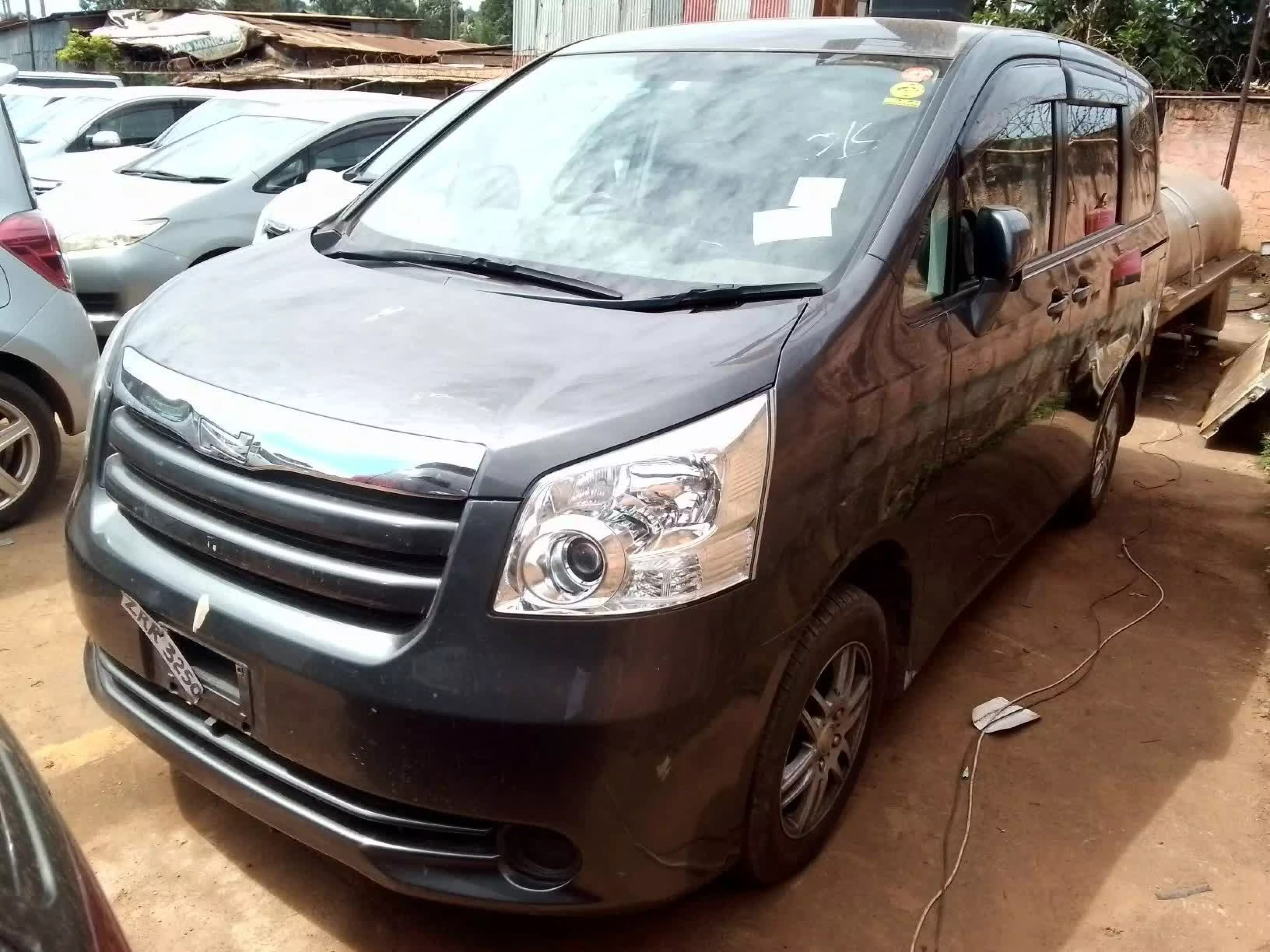 Toyota Noah - 2008