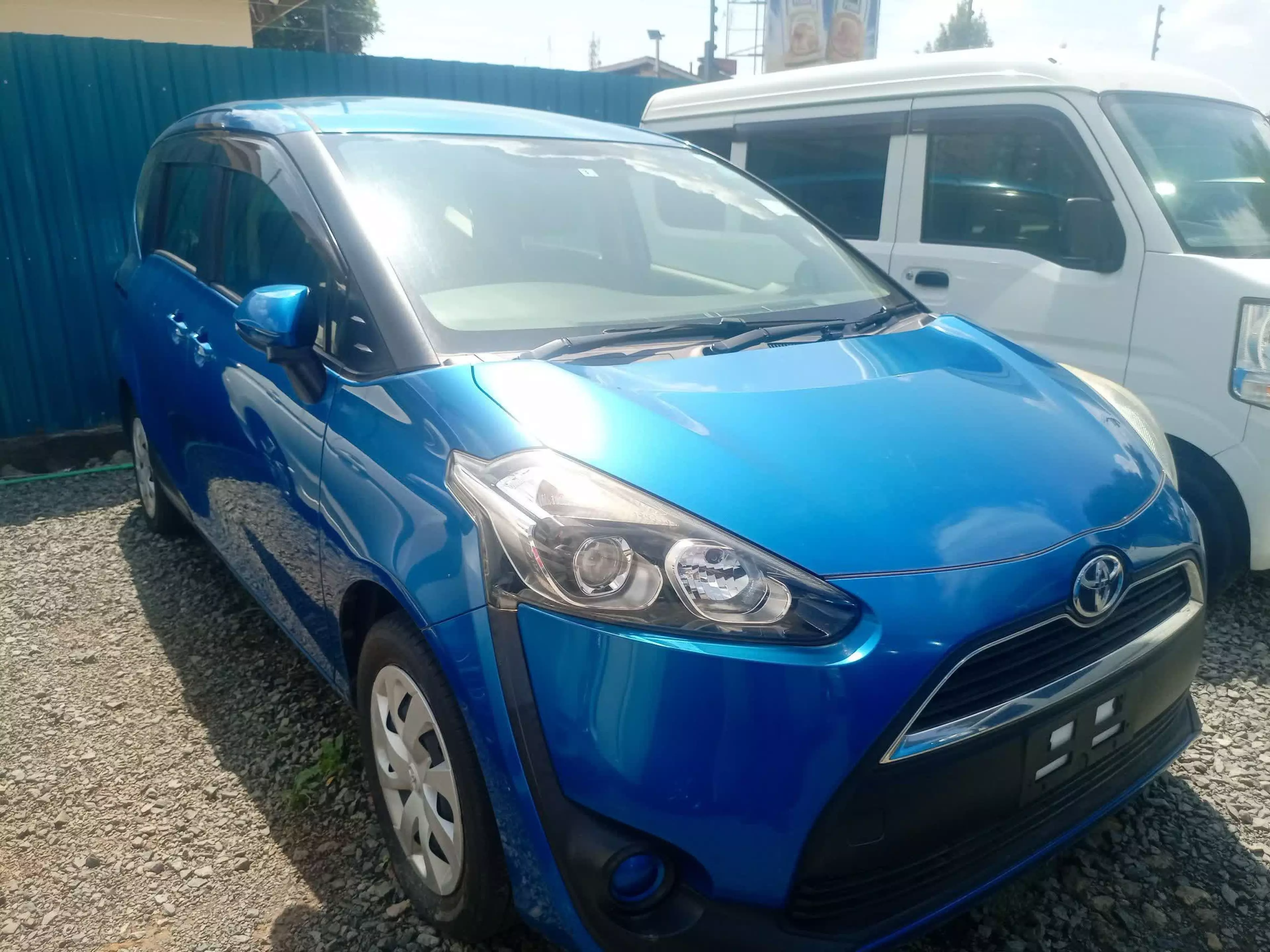 Toyota Sienta - 2016