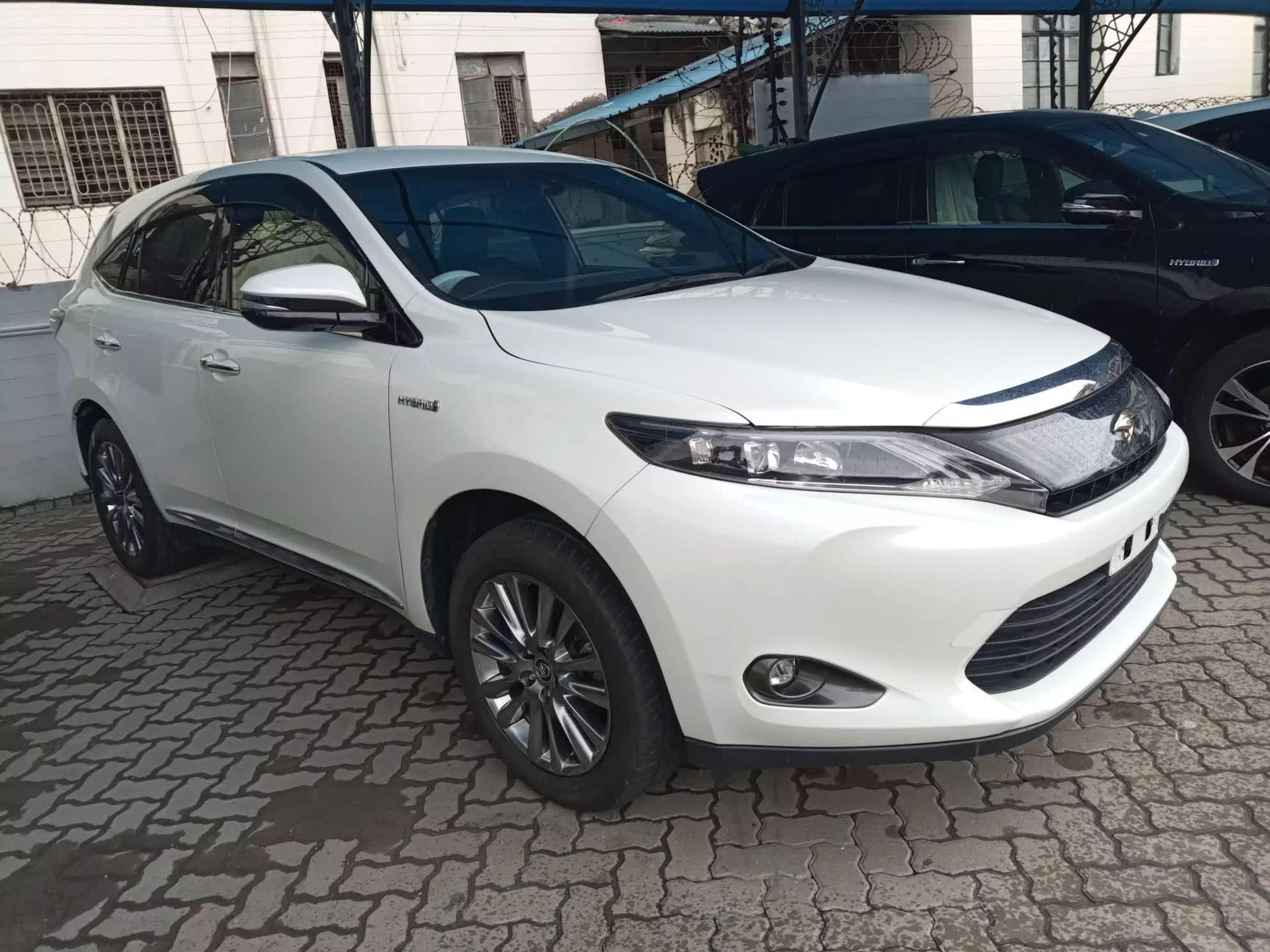 Toyota Harrier hybrid  - 2016