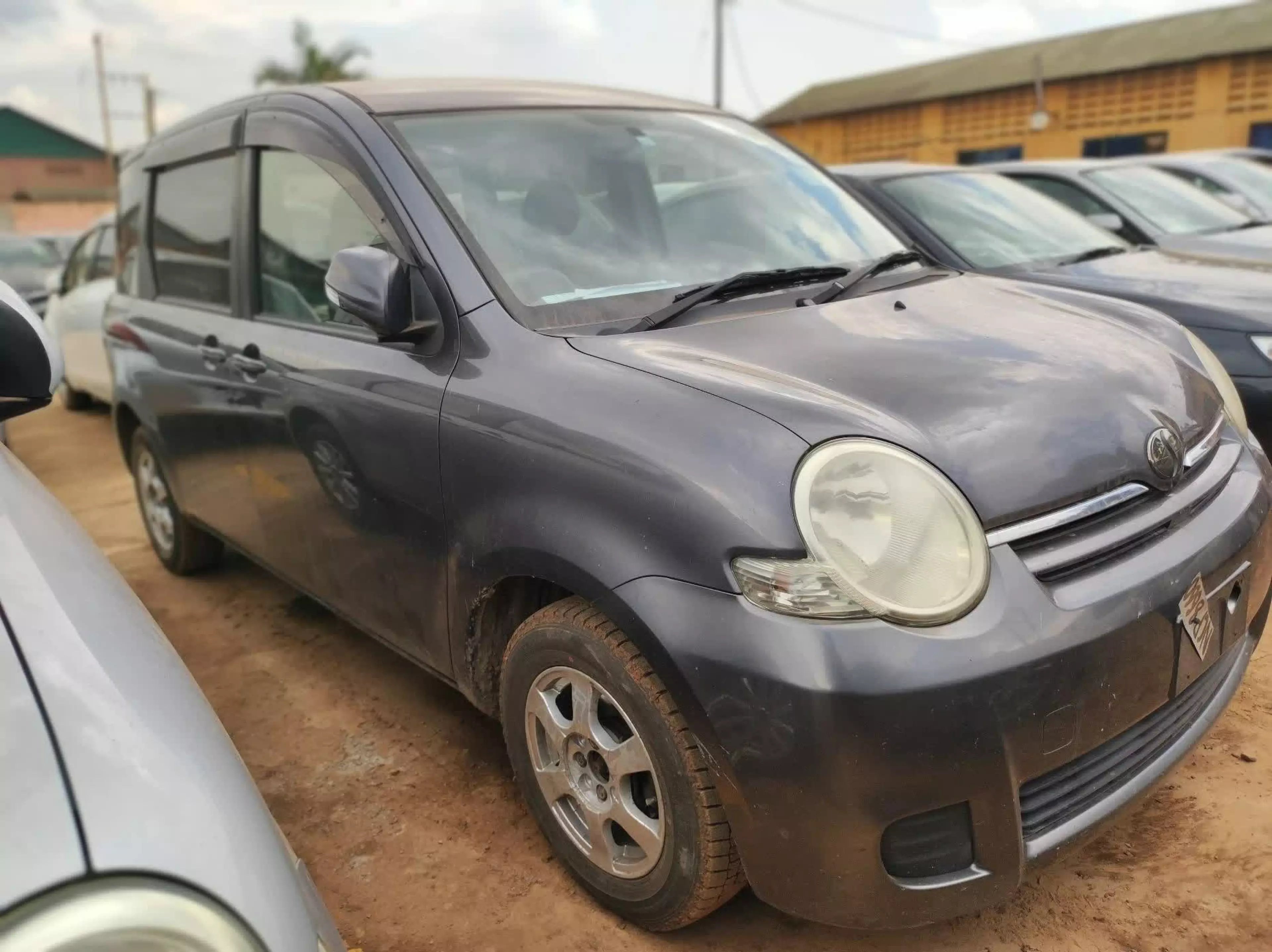 Toyota Sienta - 2008