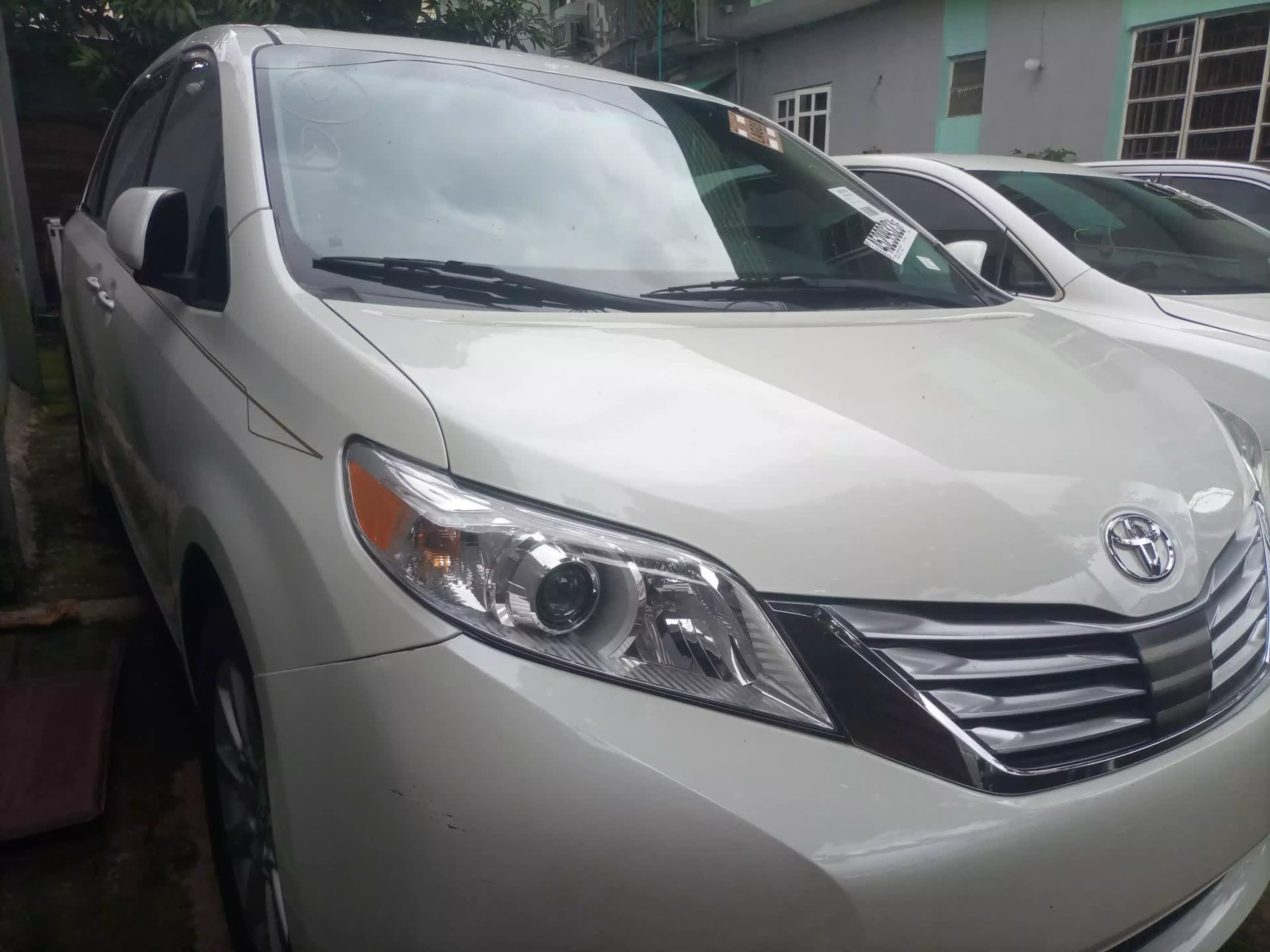Toyota Sienna - 2011