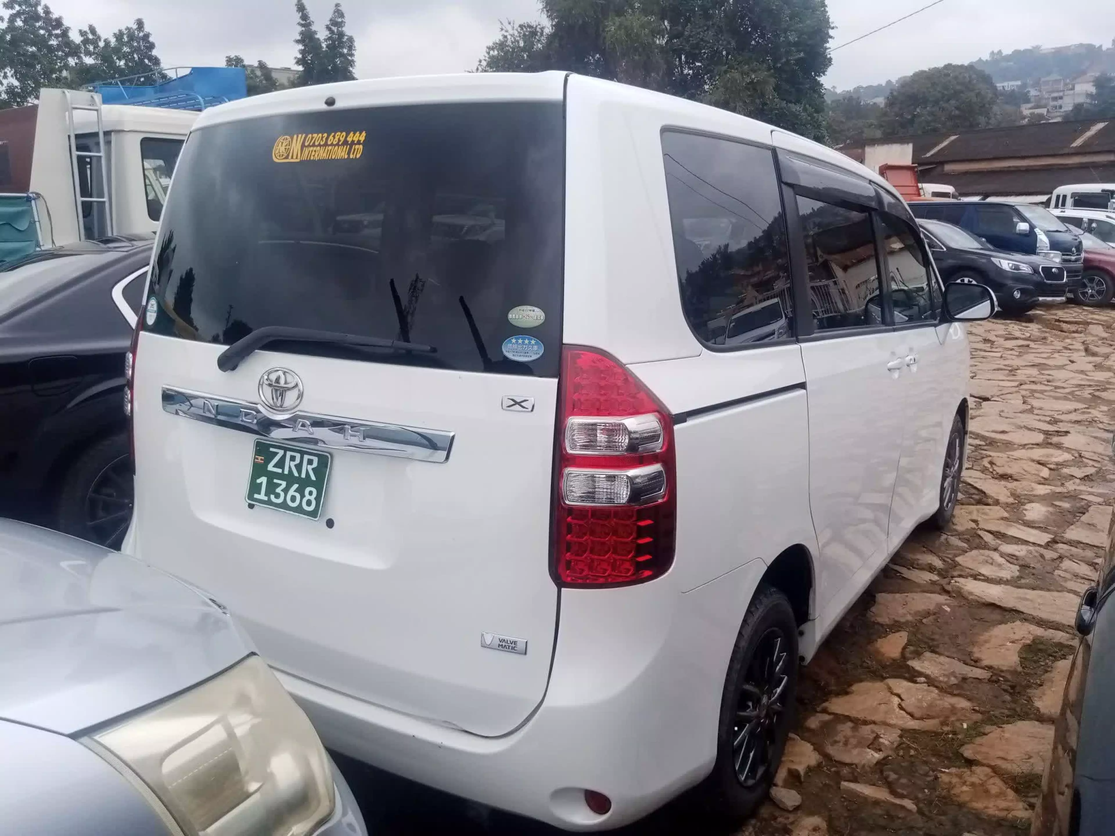 Toyota Noah   - 2010