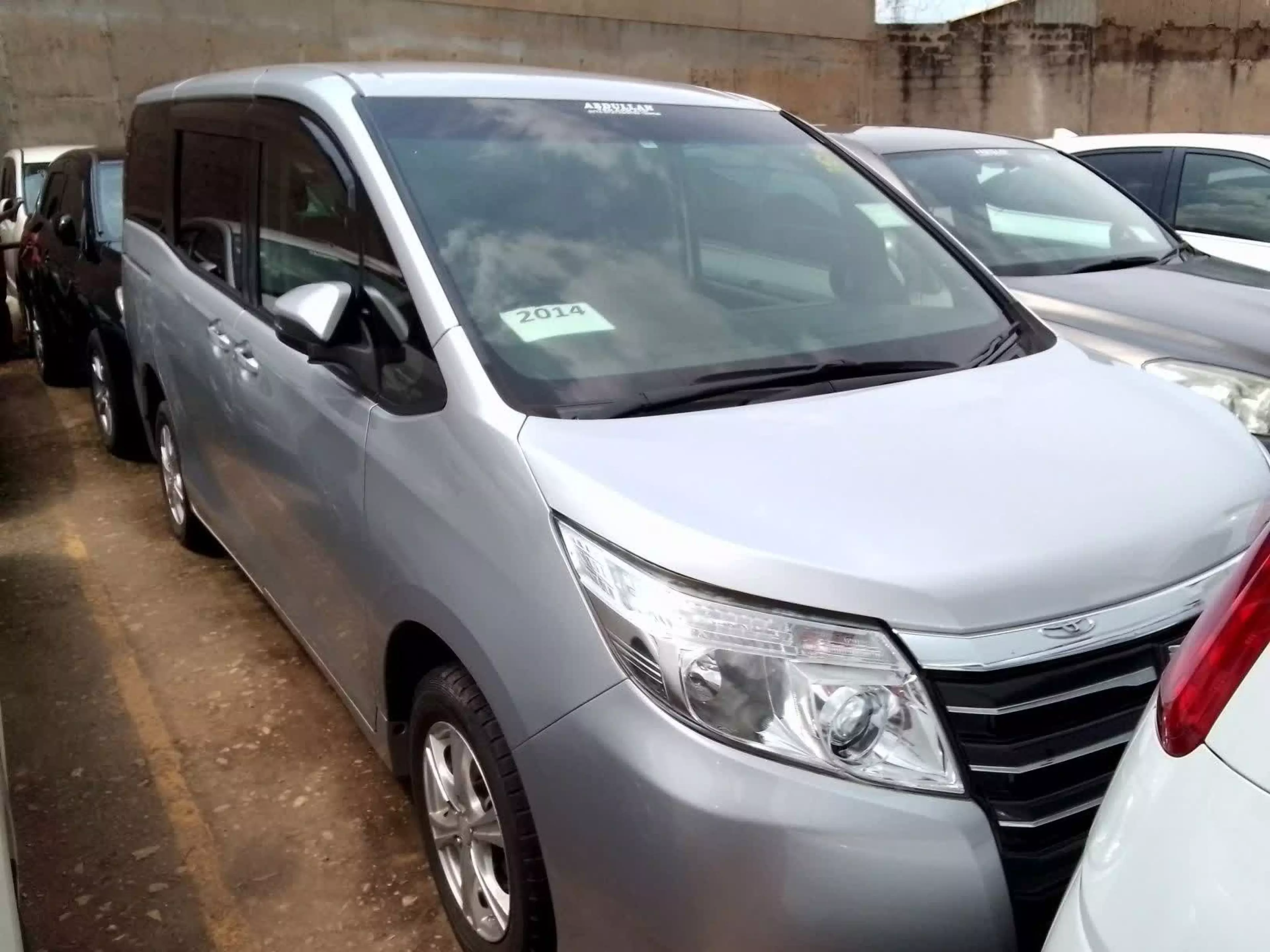 Toyota Noah - 2014