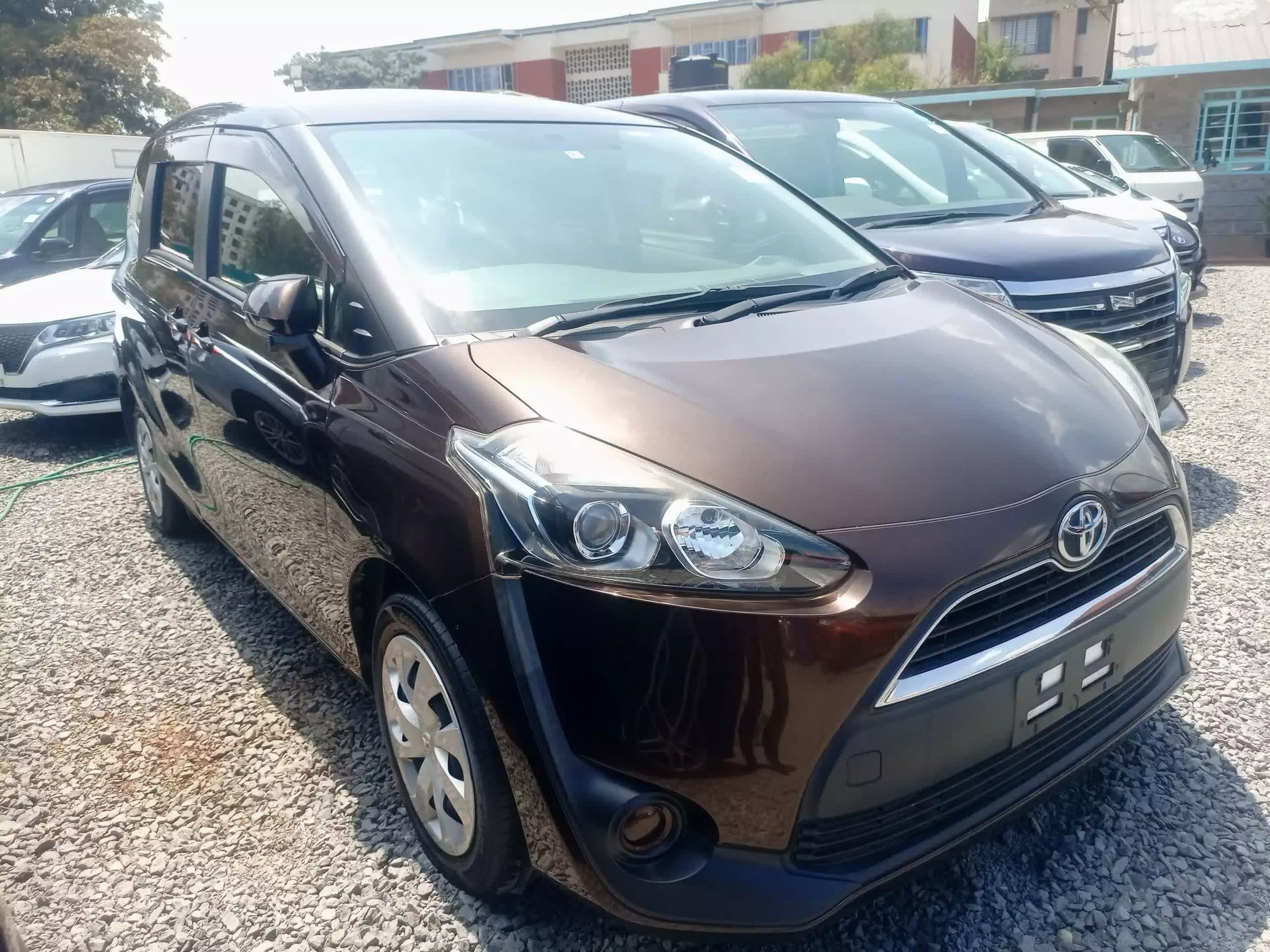 Toyota Sienta - 2016