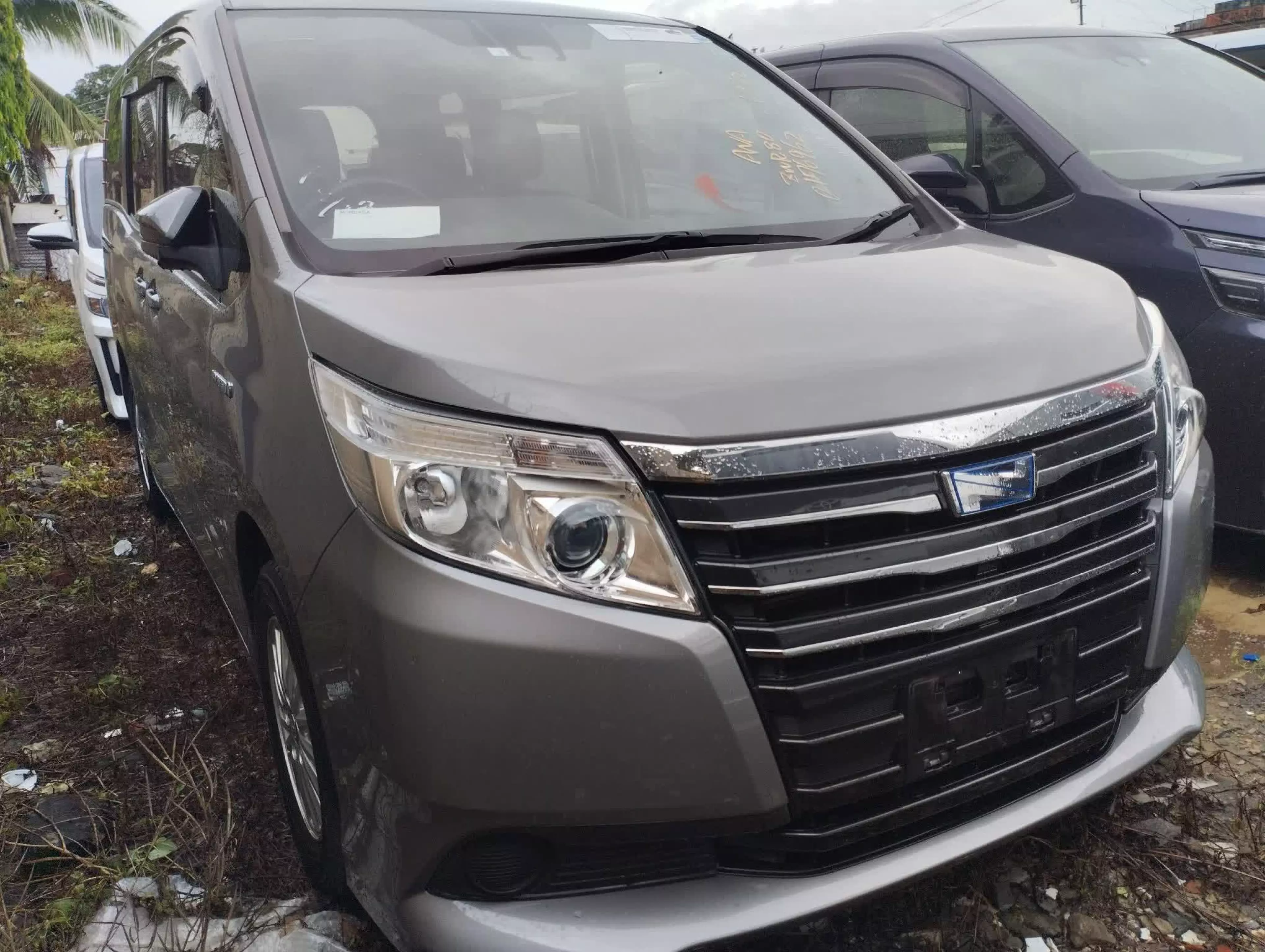 Toyota Noah Hybrid - 2016