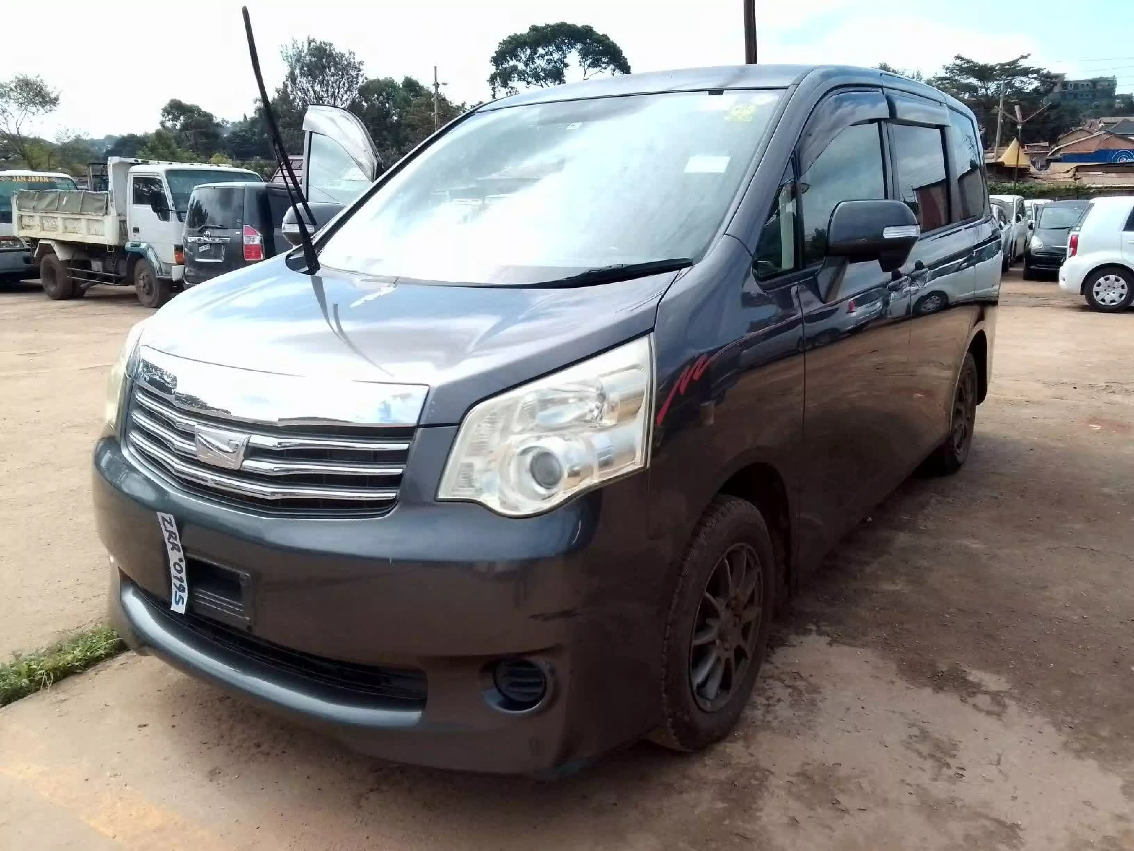 Toyota Noah - 2010