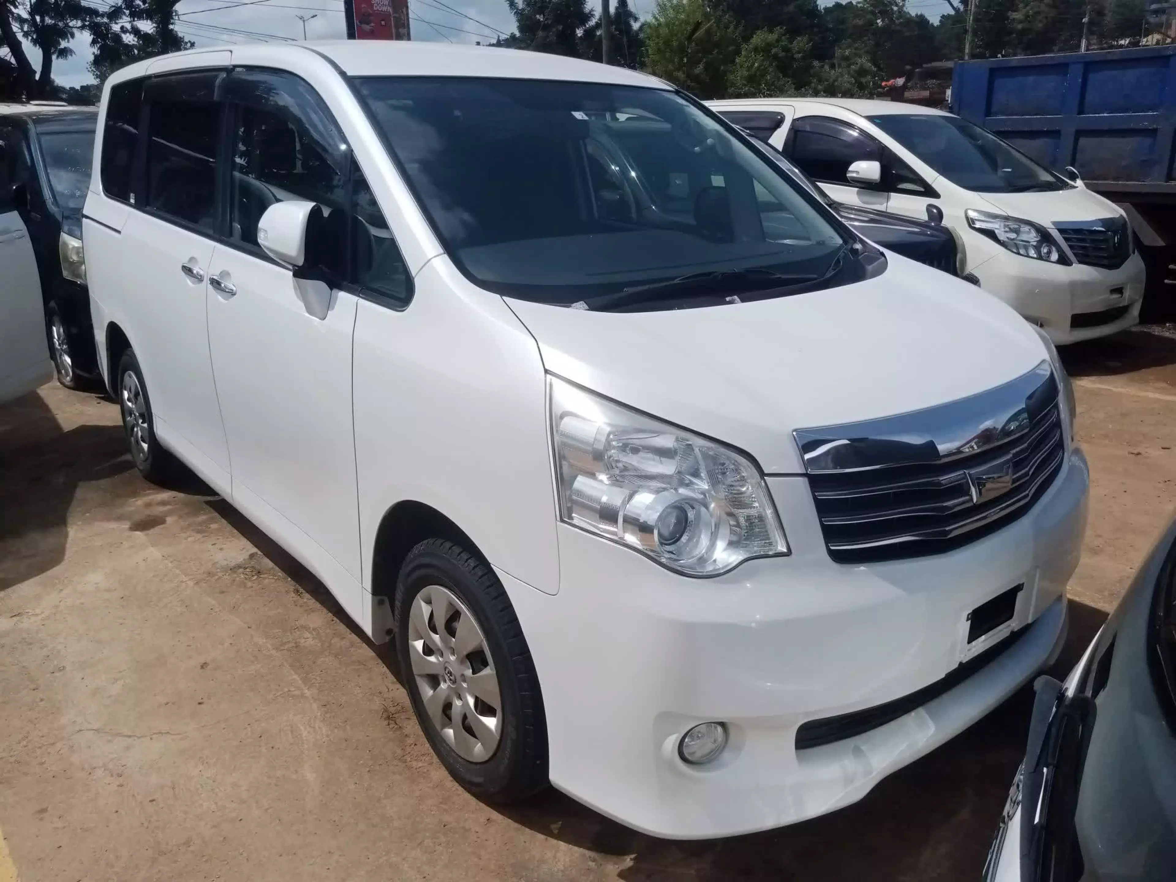 Toyota Noah - 2012