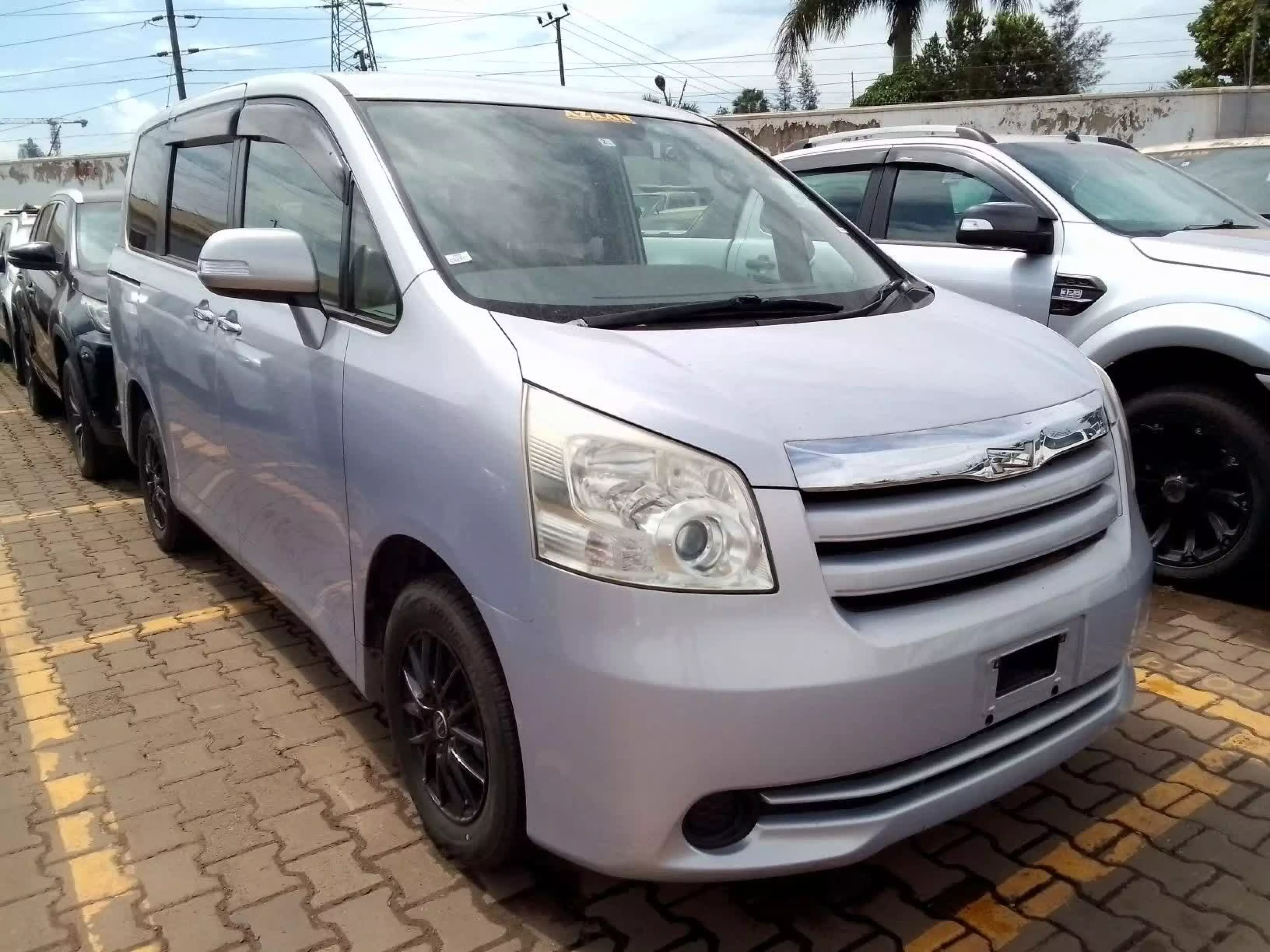 Toyota Noah - 2010