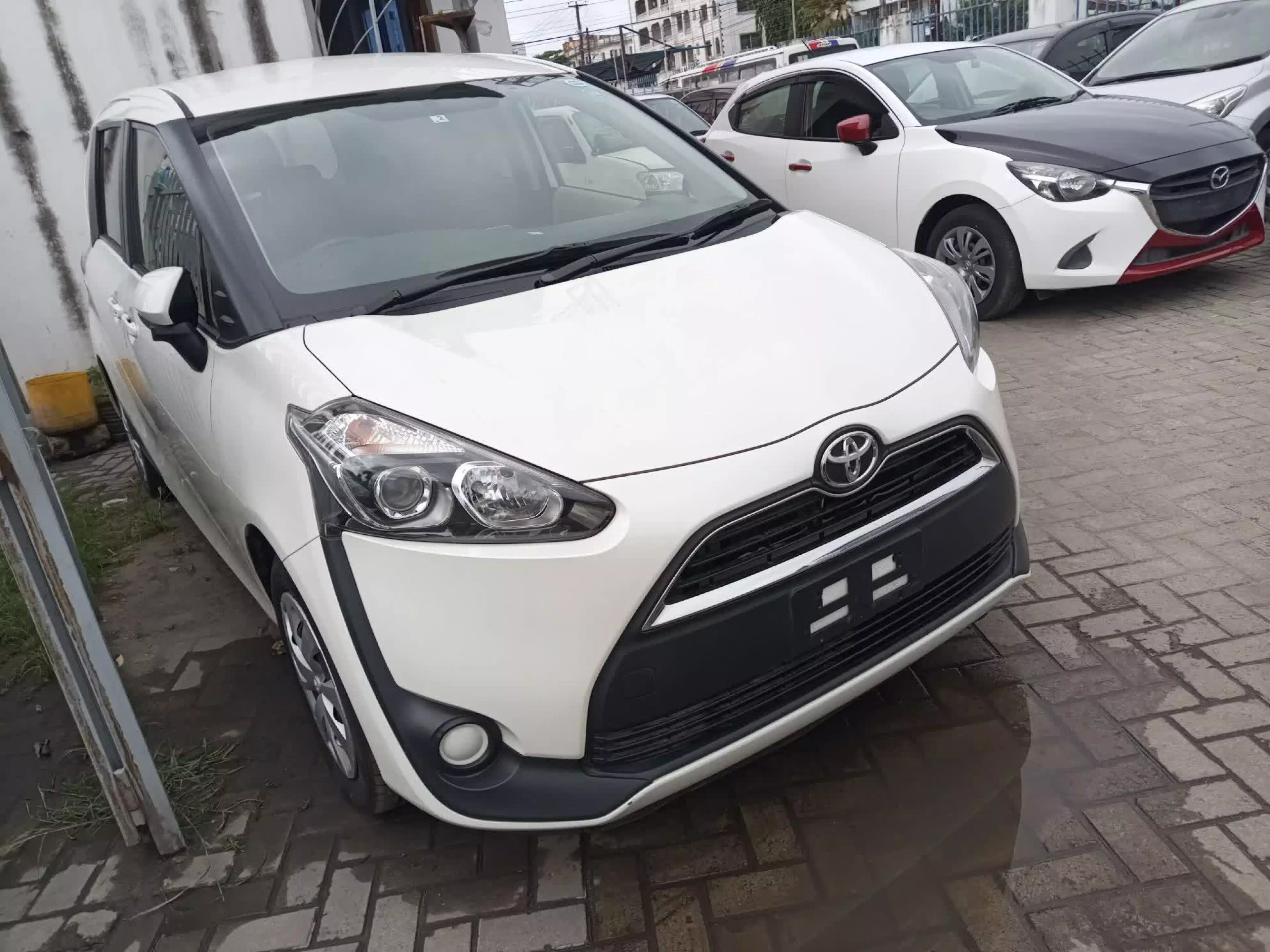 Toyota Sienta - 2016