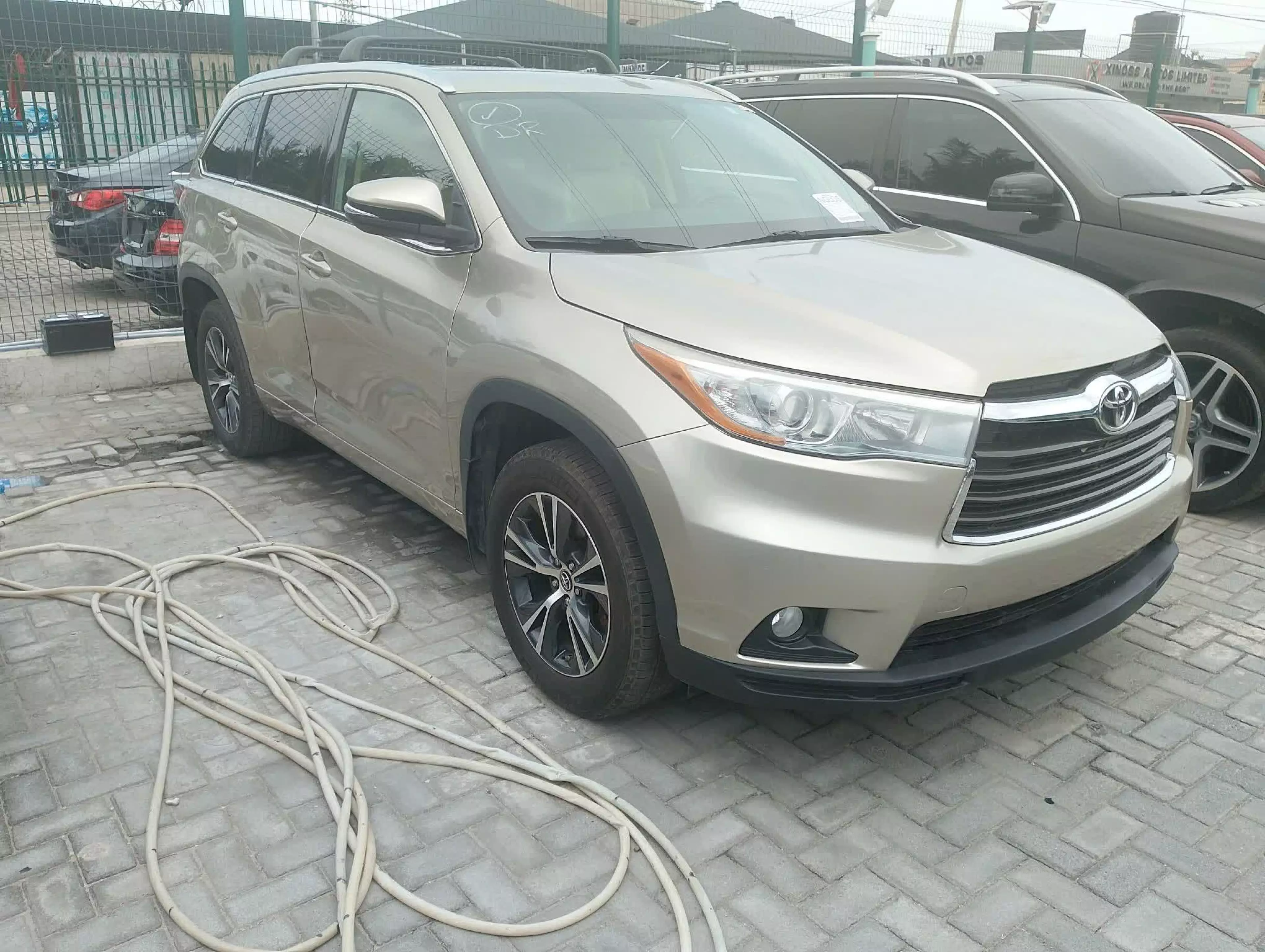 Toyota Highlander   - 2016